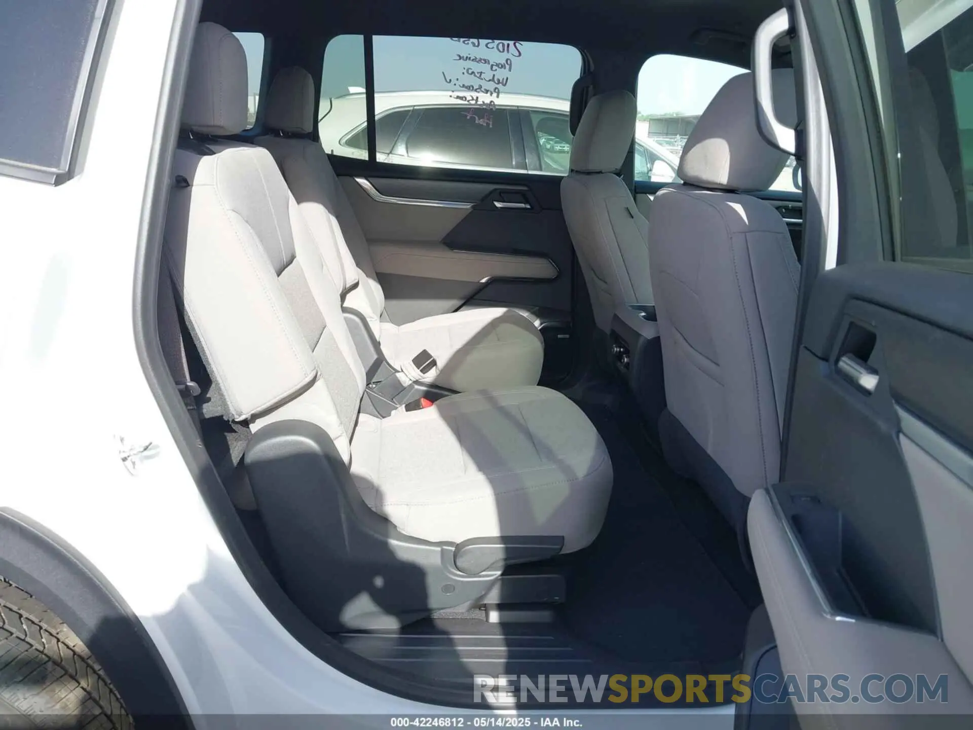8 Photograph of a damaged car 1GKENKRS3SJ117886 GMC ACADIA 2025