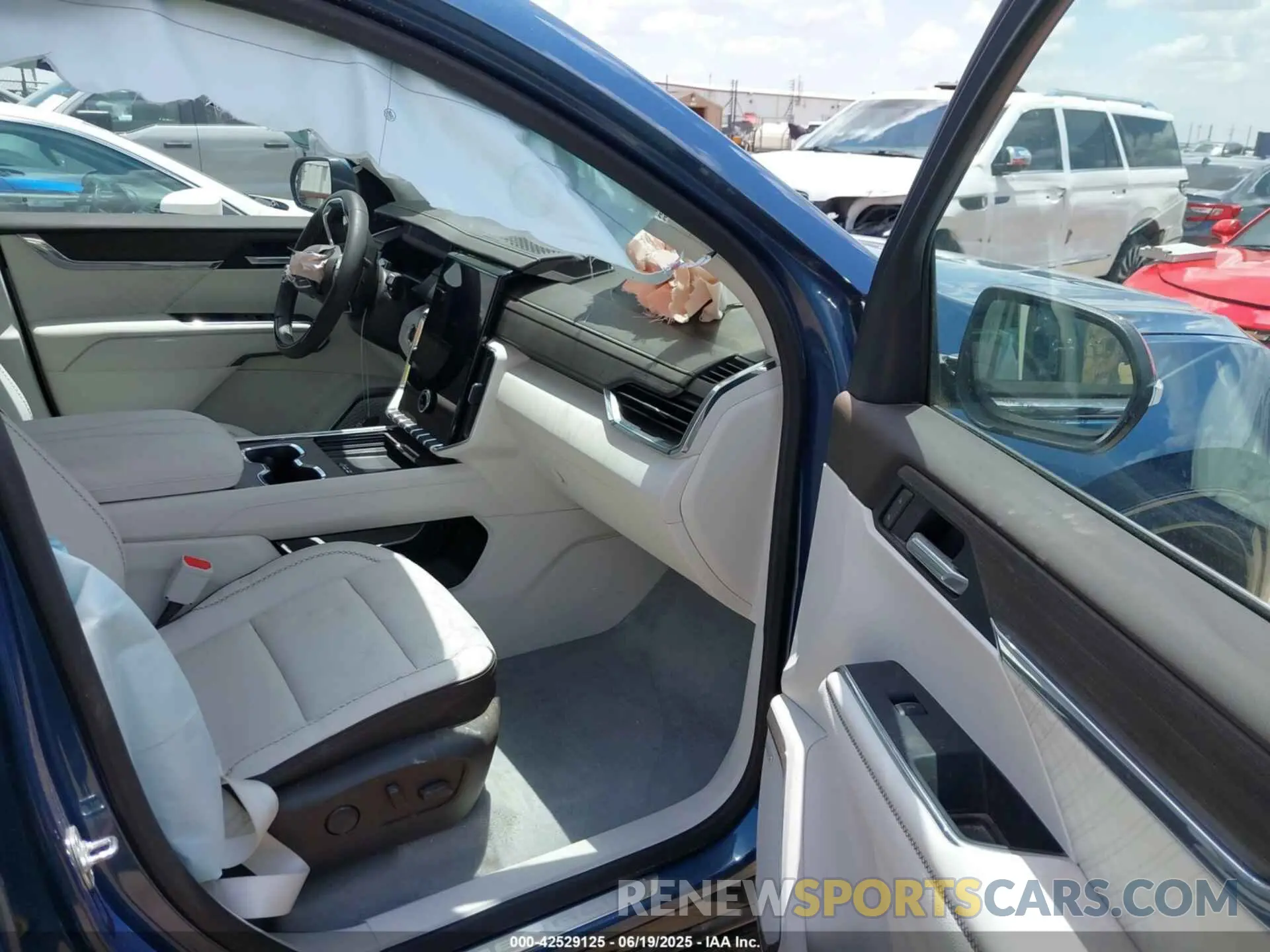 5 Фотография поврежденного автомобиля 1GKENLRS0SJ174309 GMC ACADIA 2025