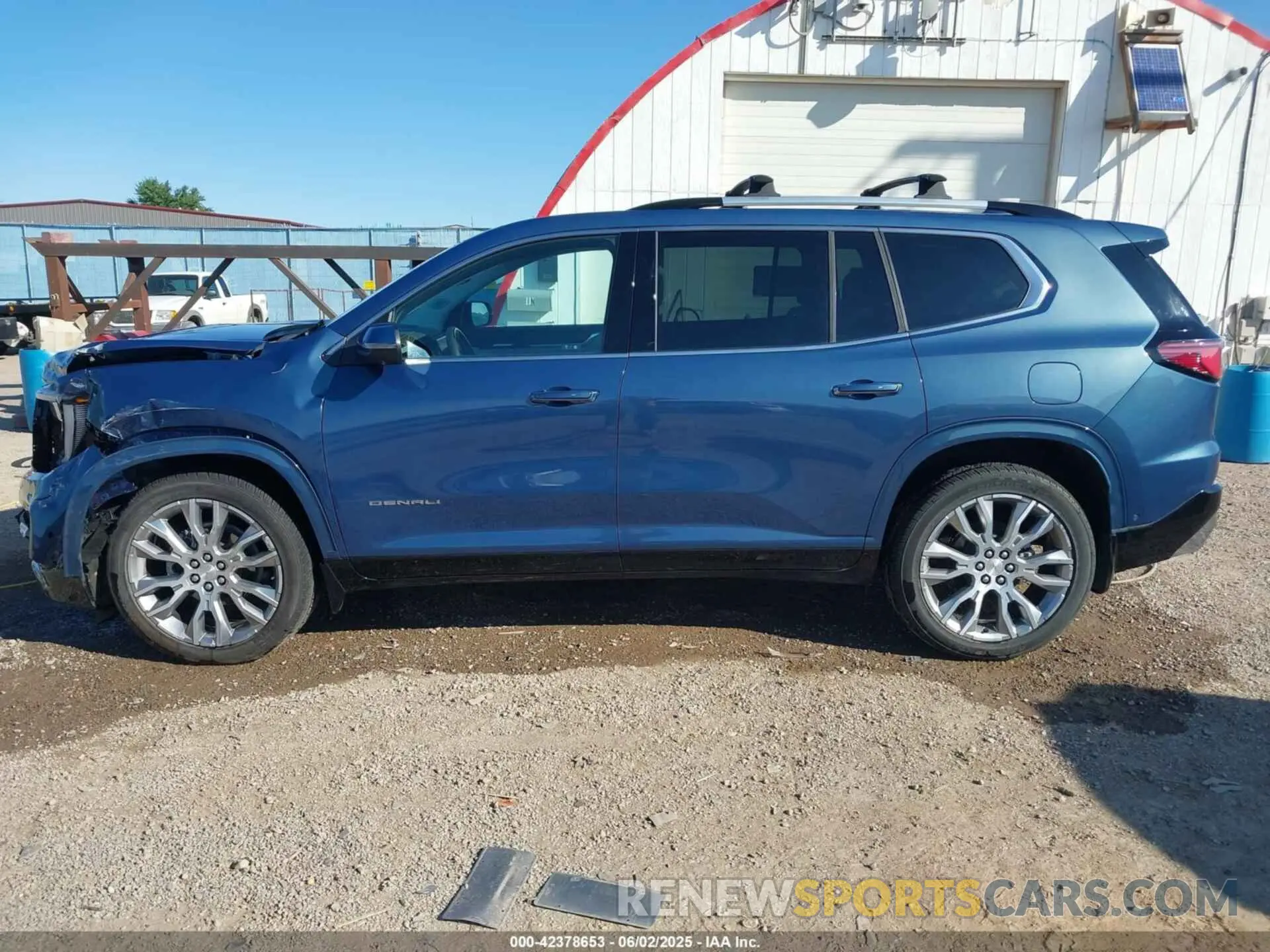 14 Photograph of a damaged car 1GKENRRS8SJ136829 GMC ACADIA 2025