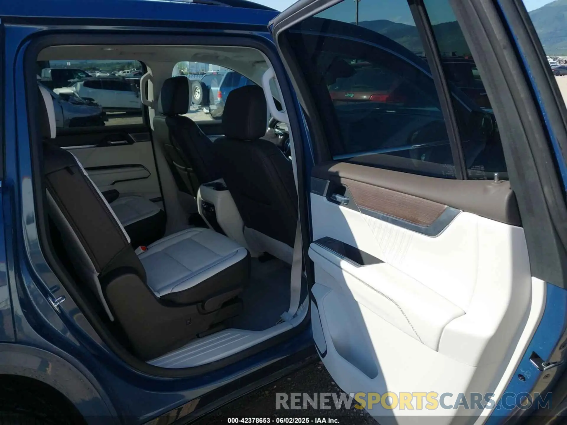 8 Photograph of a damaged car 1GKENRRS8SJ136829 GMC ACADIA 2025