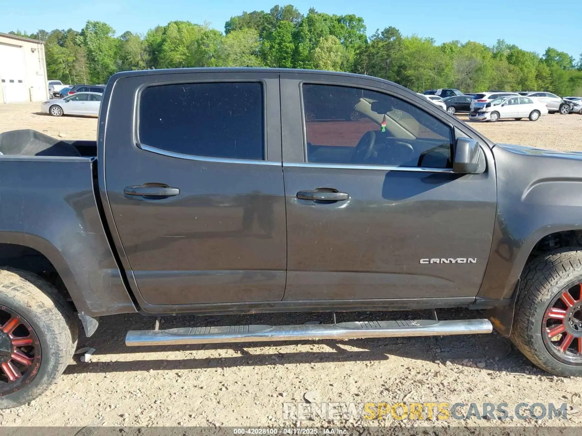 13 Photograph of a damaged car 1GTG5CEN0K1115698 GMC CANYON 2019