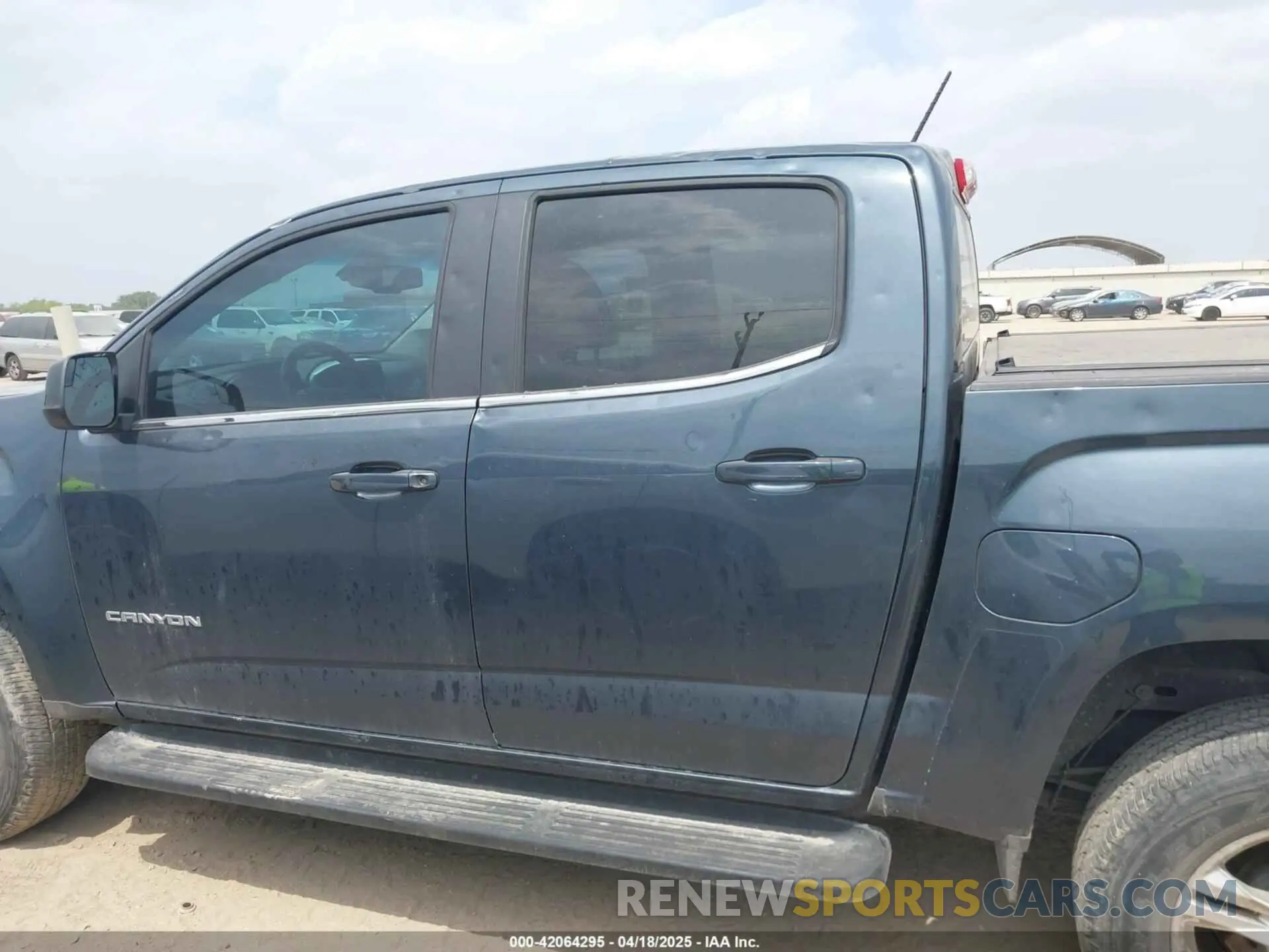 14 Photograph of a damaged car 1GTG6CENXK1261278 GMC CANYON 2019