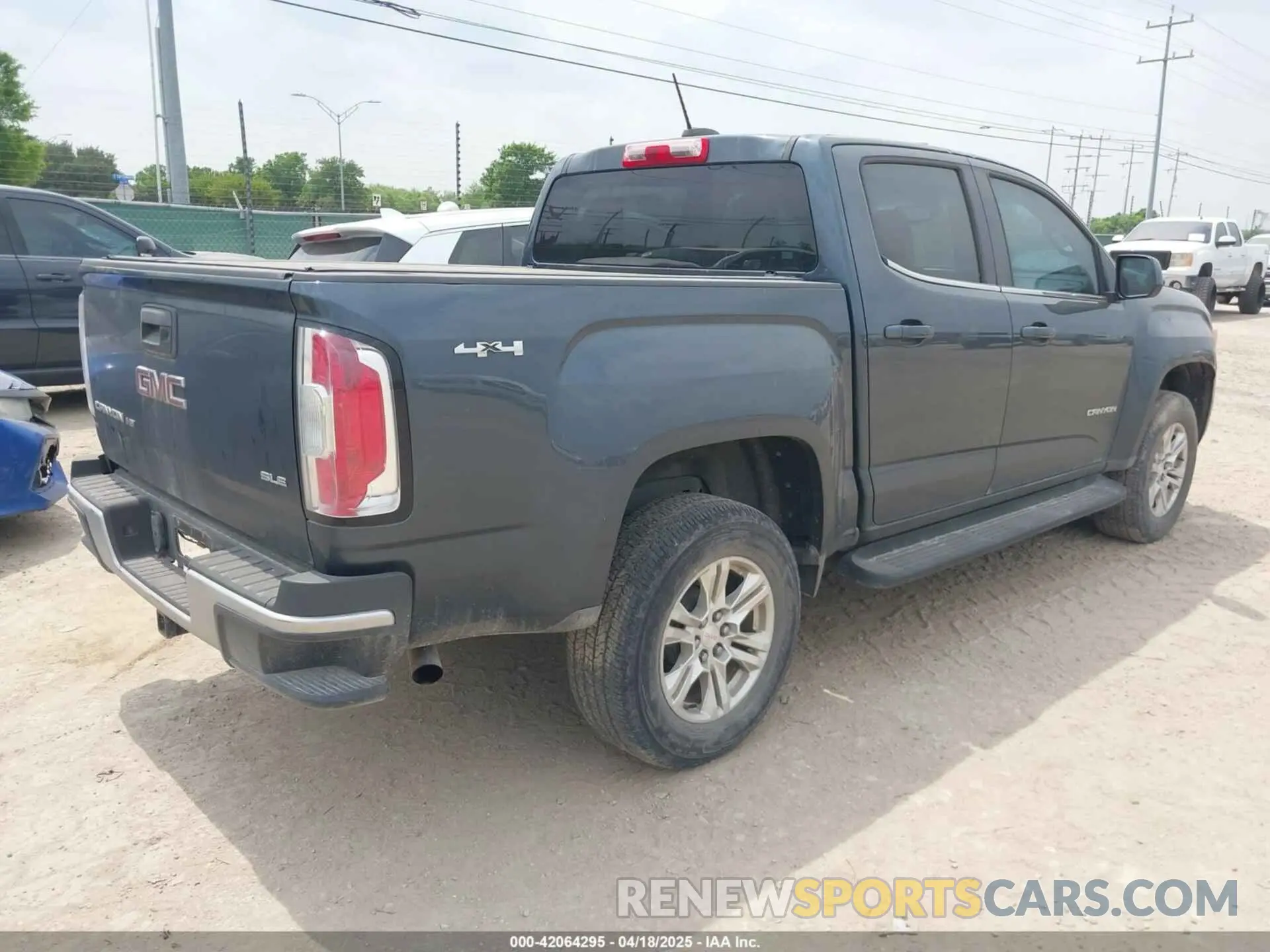 4 Photograph of a damaged car 1GTG6CENXK1261278 GMC CANYON 2019