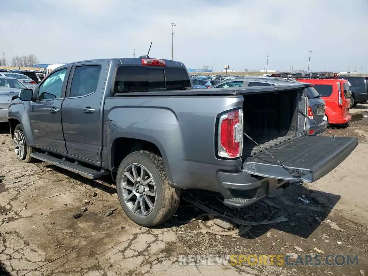 2 Photograph of a damaged car 1GTG6EEN1K1358882 GMC CANYON 2019