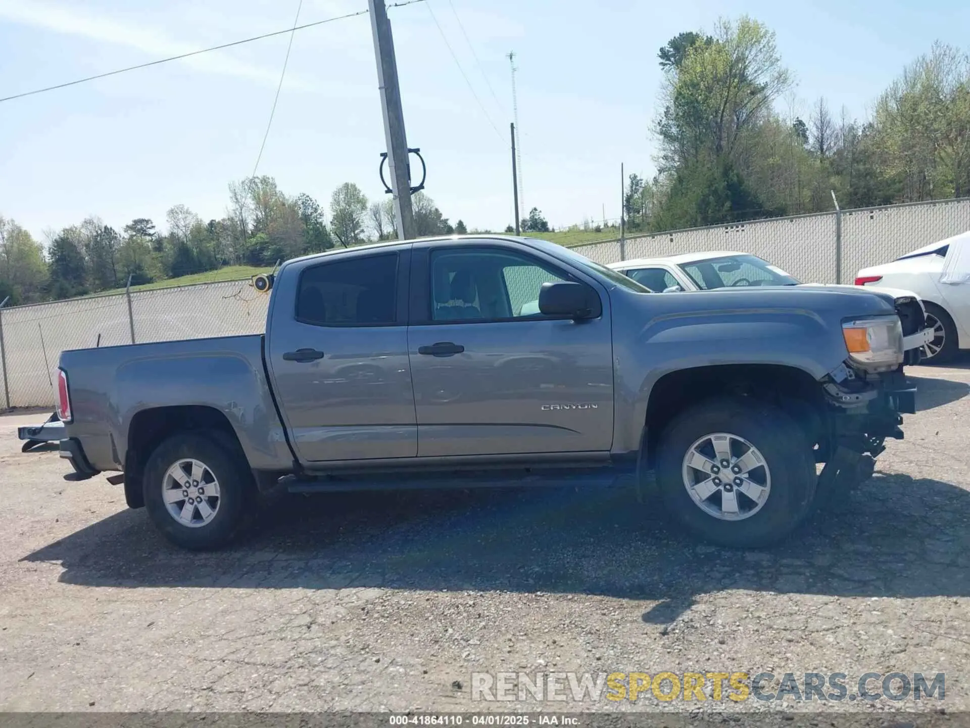 14 Photograph of a damaged car 1GTG5BEA0L1121378 GMC CANYON 2020