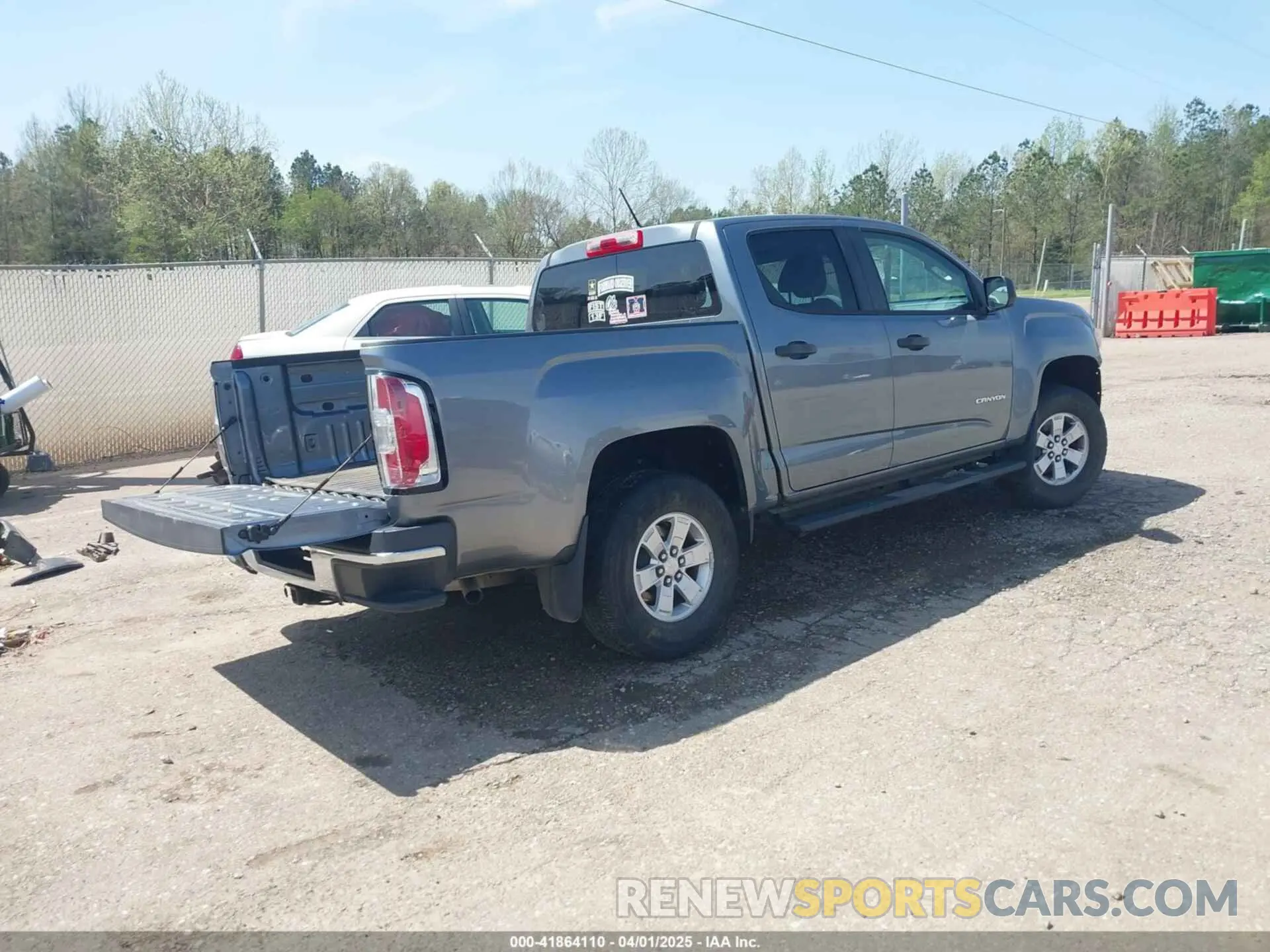 4 Photograph of a damaged car 1GTG5BEA0L1121378 GMC CANYON 2020