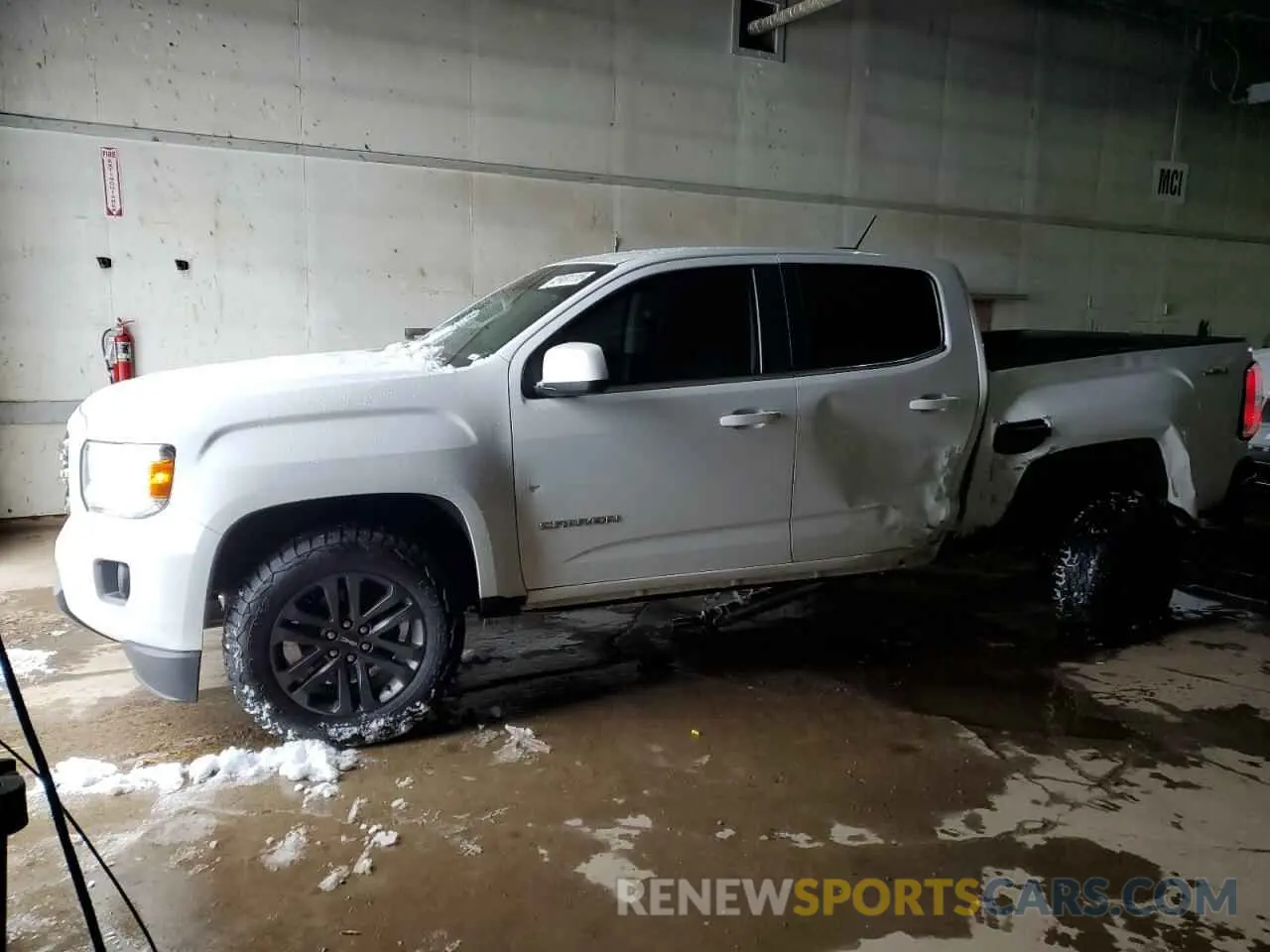 1 Photograph of a damaged car 1GTG6CEN0L1175169 GMC CANYON 2020