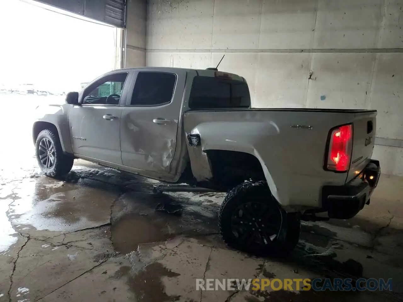2 Photograph of a damaged car 1GTG6CEN0L1175169 GMC CANYON 2020