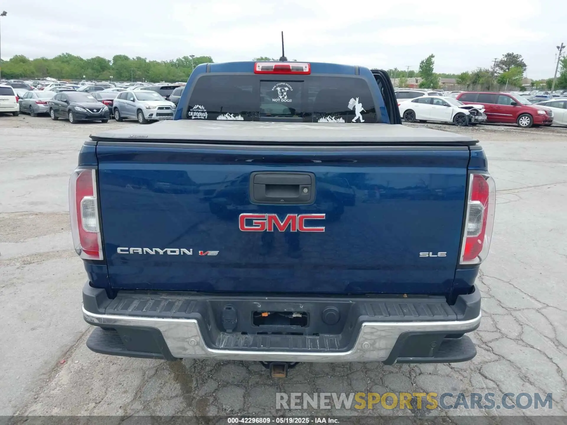 17 Photograph of a damaged car 1GTG6CEN5L1126310 GMC CANYON 2020
