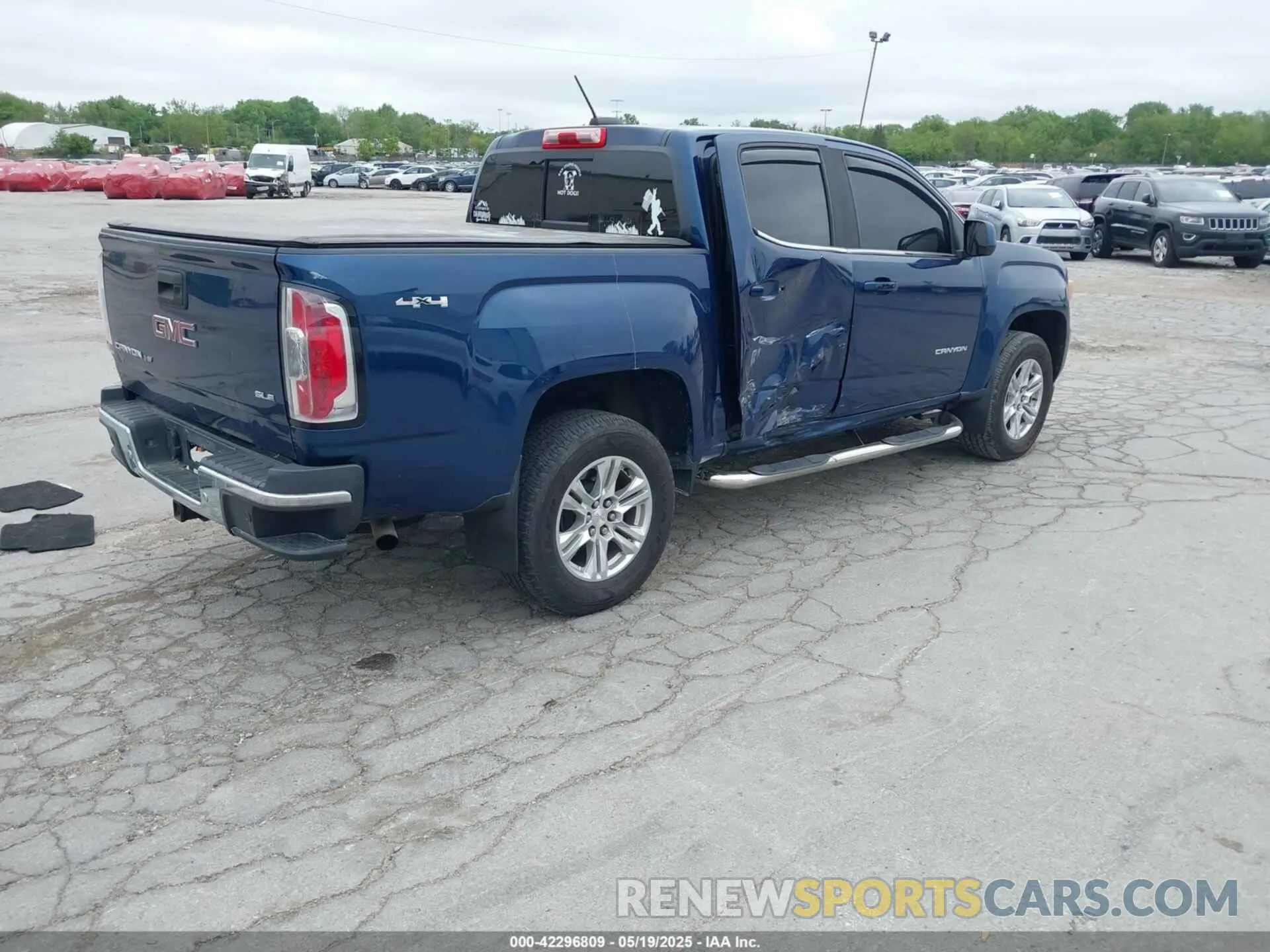 4 Photograph of a damaged car 1GTG6CEN5L1126310 GMC CANYON 2020