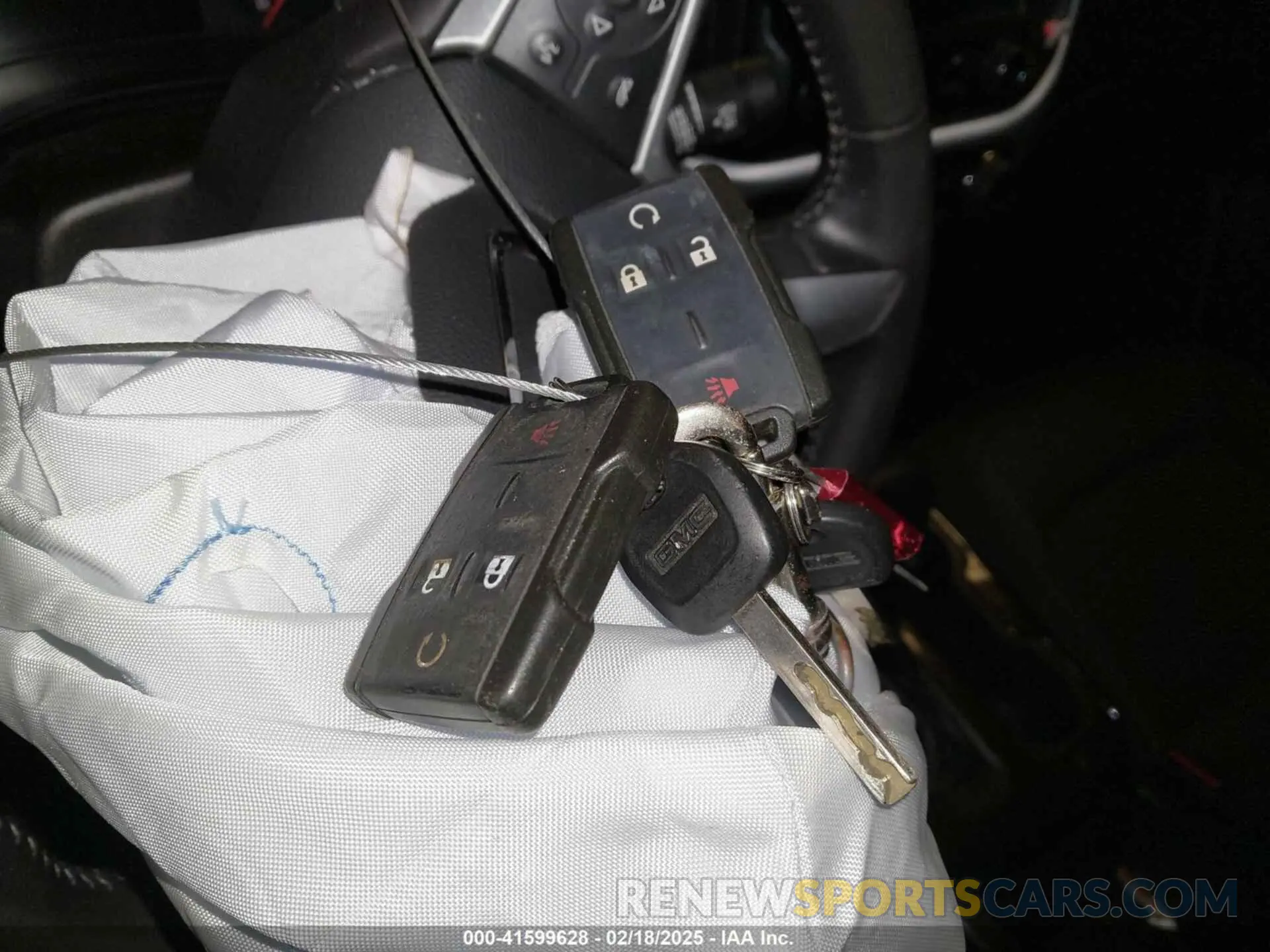 11 Photograph of a damaged car 1GTG6CEN8L1251737 GMC CANYON 2020