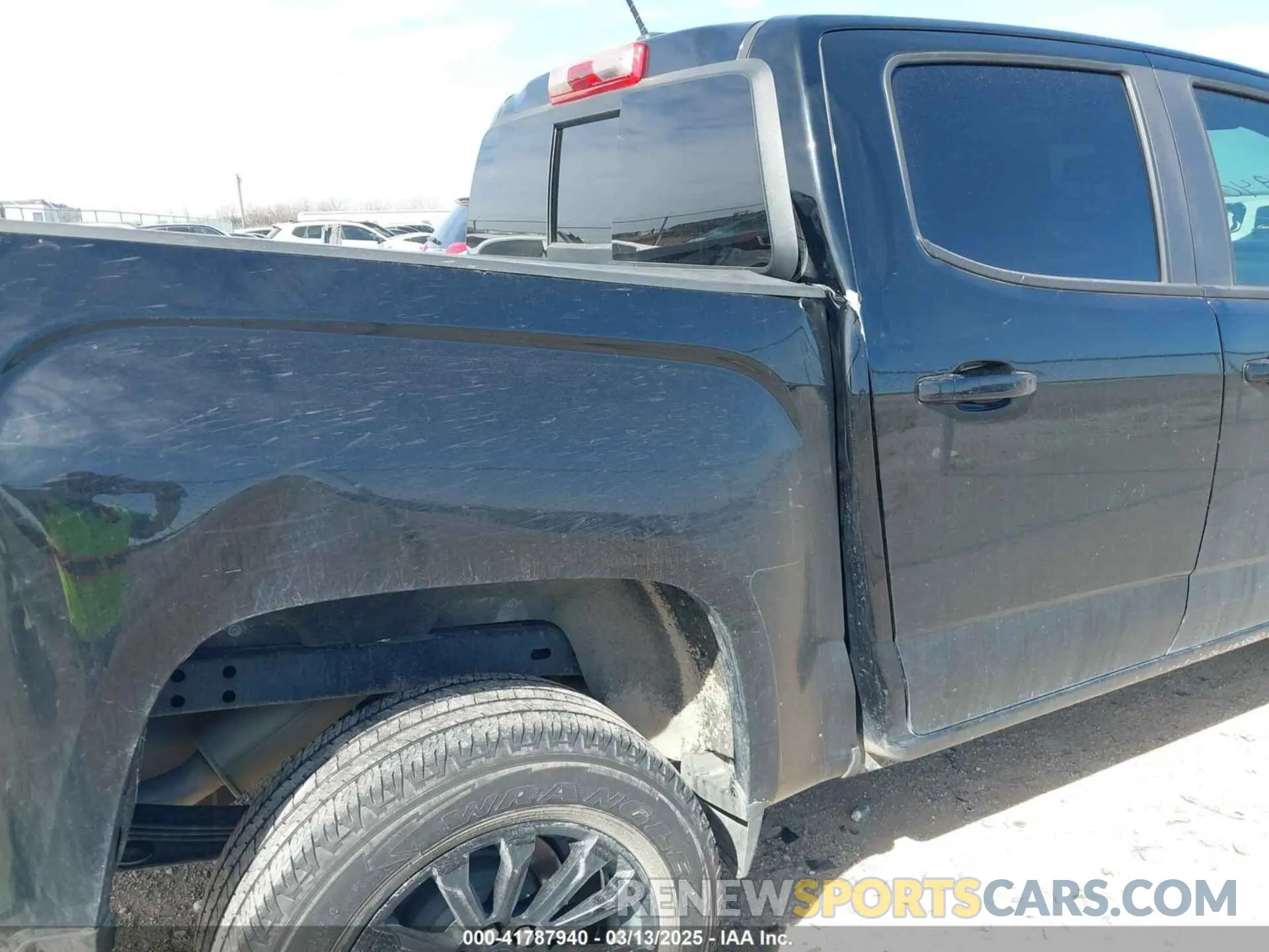 17 Photograph of a damaged car 1GTG5CEN8M1210433 GMC CANYON 2021