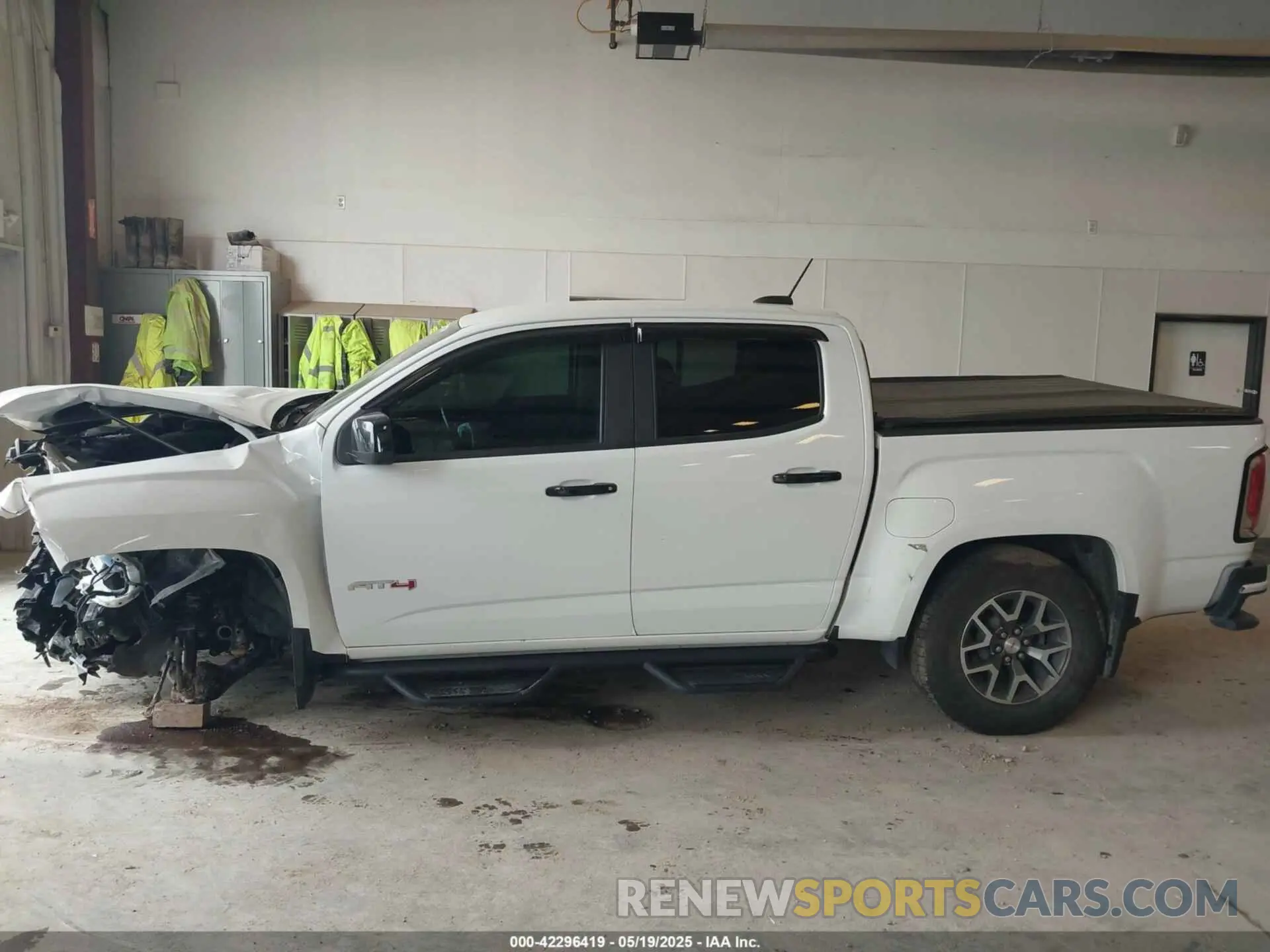 14 Photograph of a damaged car 1GTG6FEN9M1117712 GMC CANYON 2021