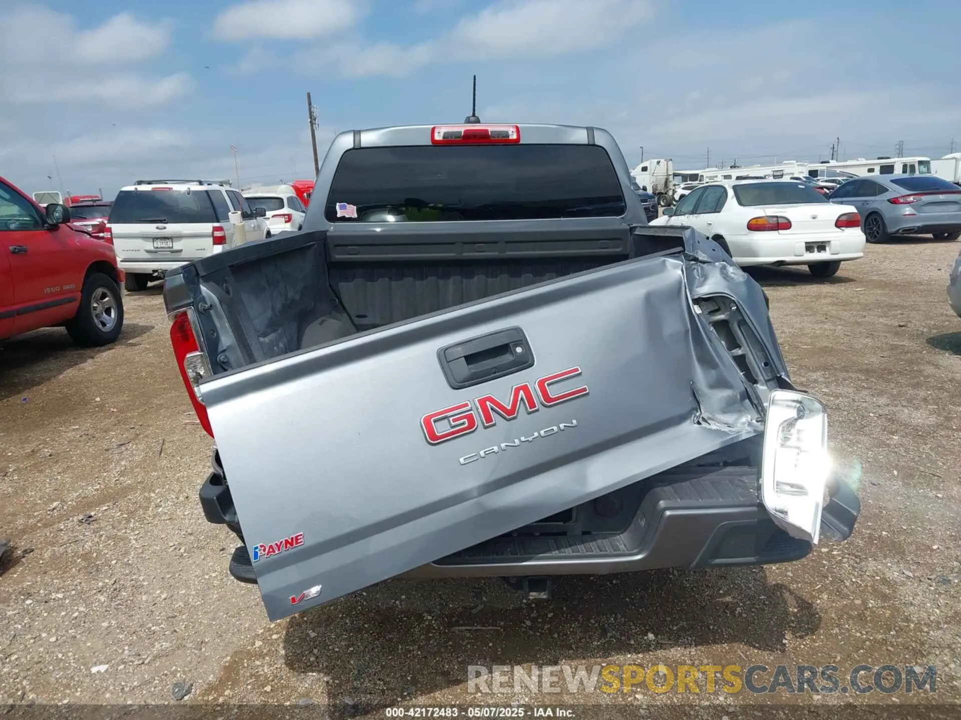 16 Photograph of a damaged car 1GTG5BEN0N1229201 GMC CANYON 2022