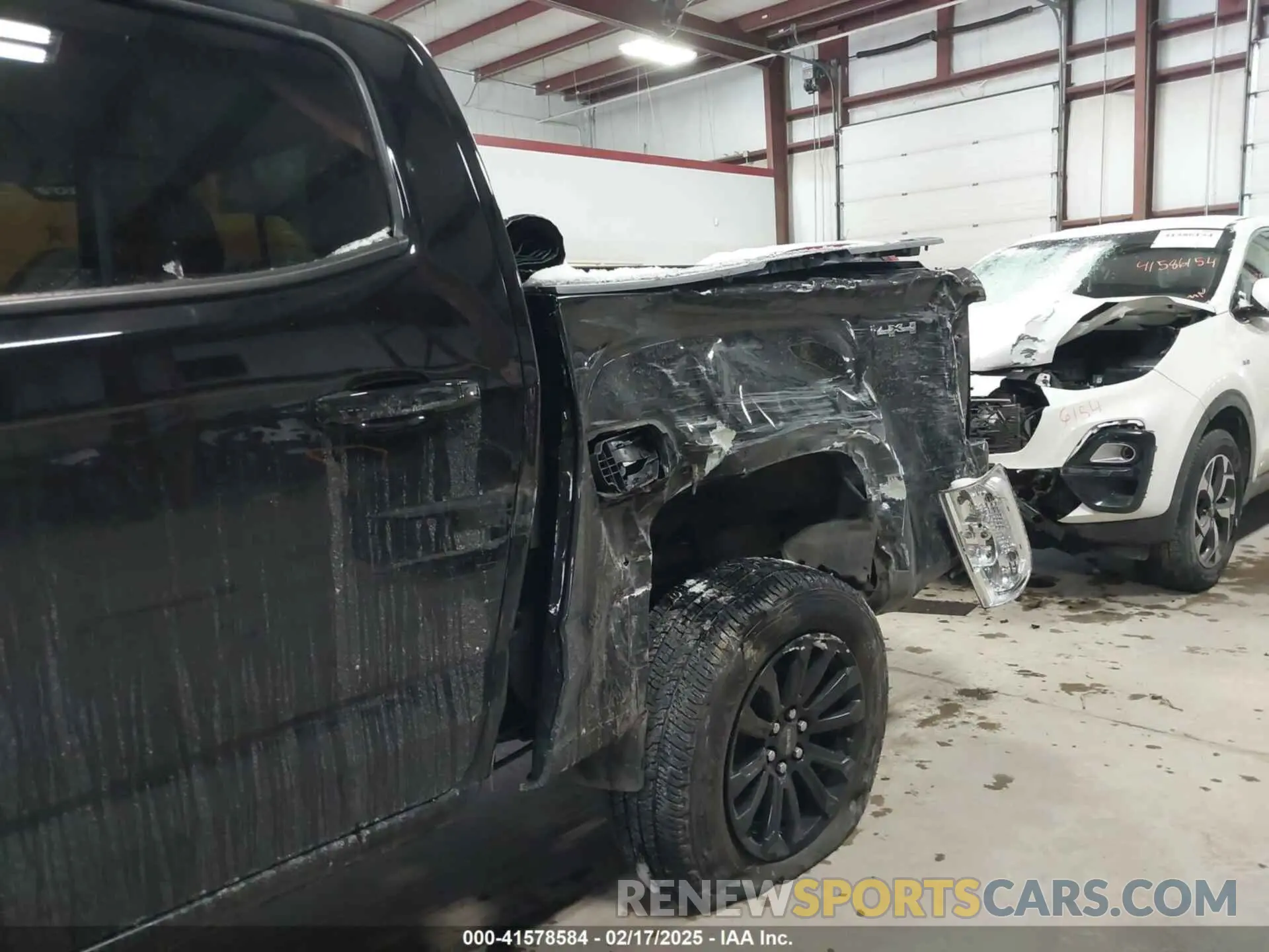 17 Photograph of a damaged car 1GTG6CEN6N1249763 GMC CANYON 2022