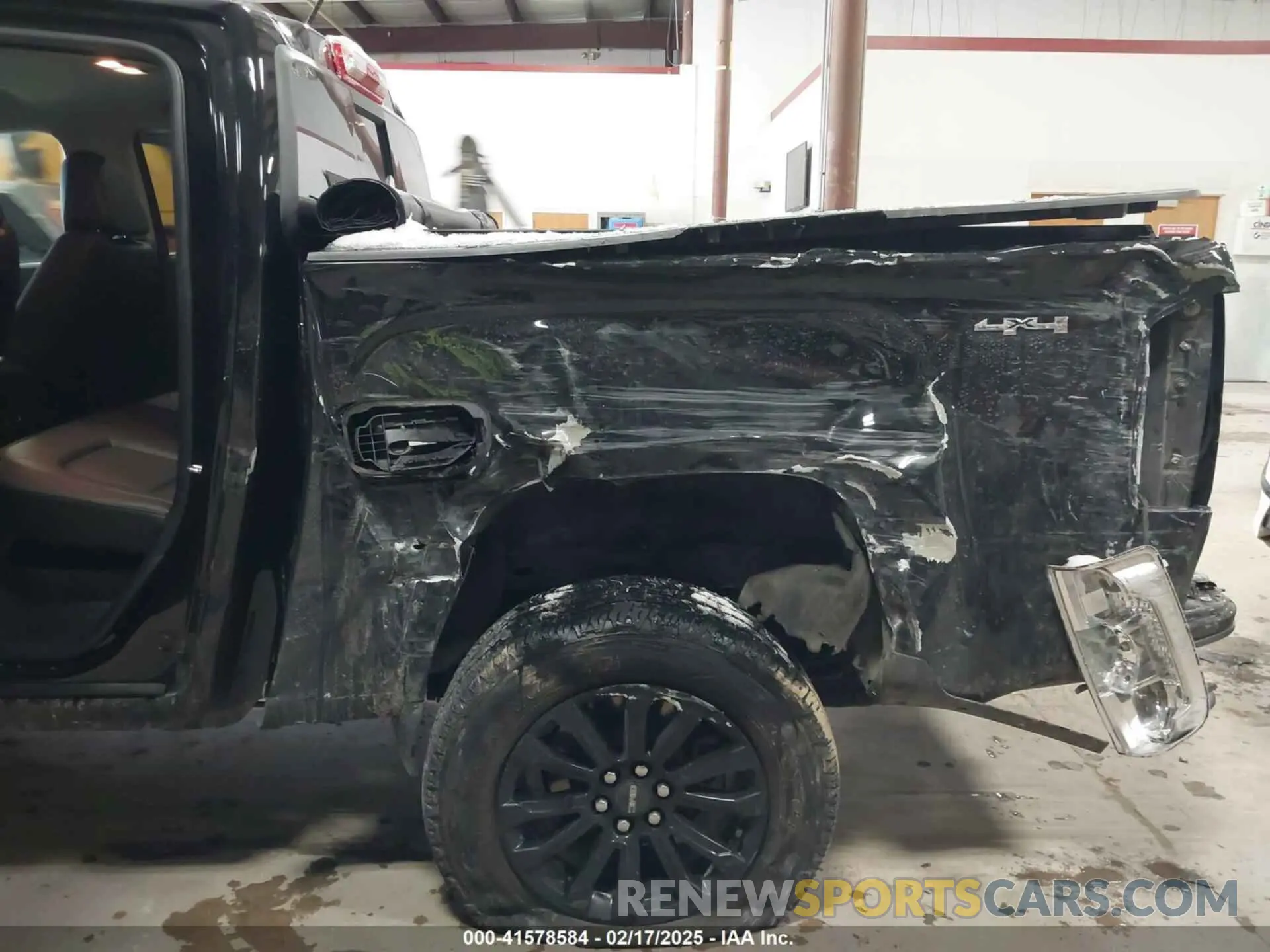 18 Photograph of a damaged car 1GTG6CEN6N1249763 GMC CANYON 2022