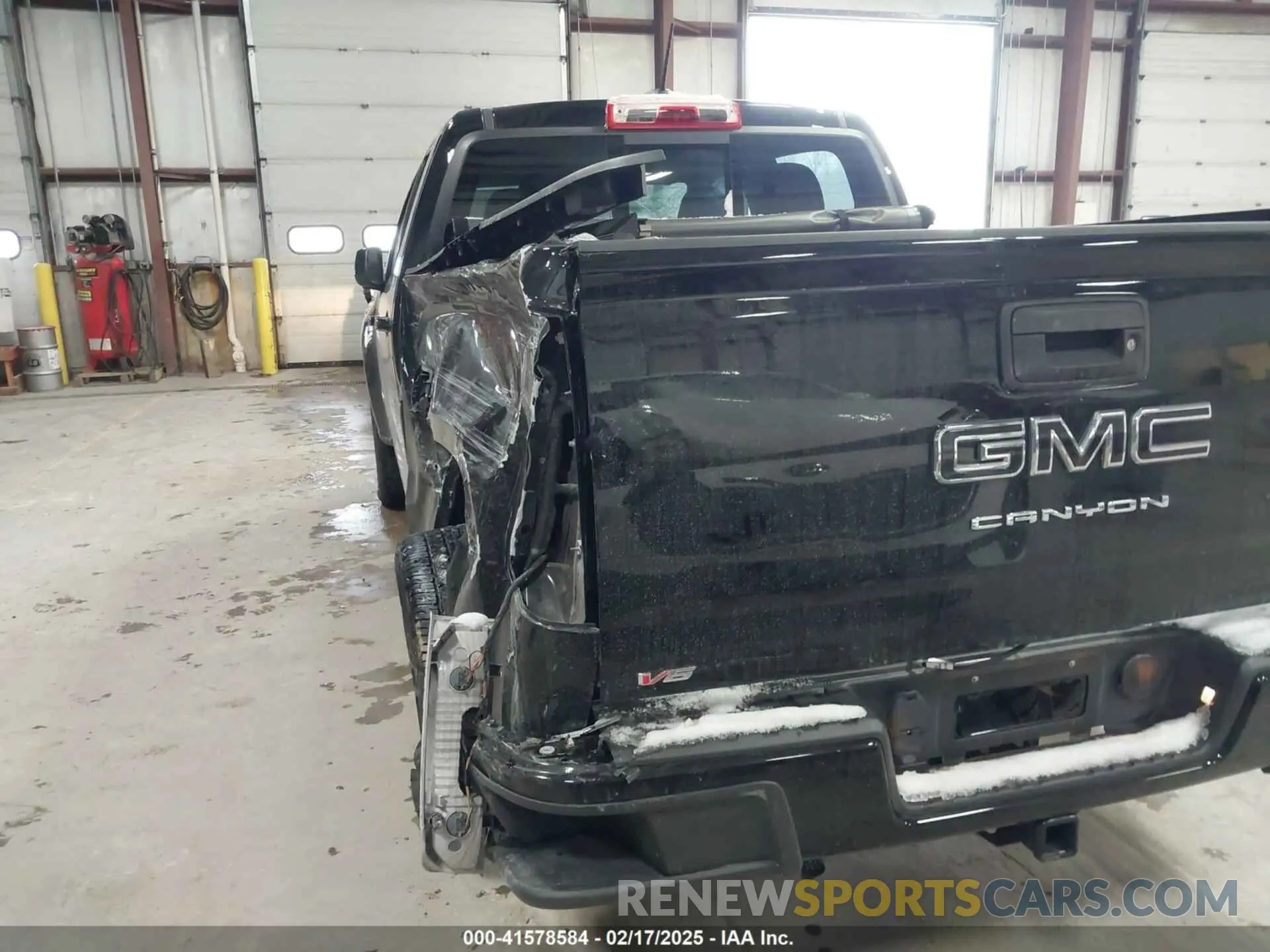 19 Photograph of a damaged car 1GTG6CEN6N1249763 GMC CANYON 2022