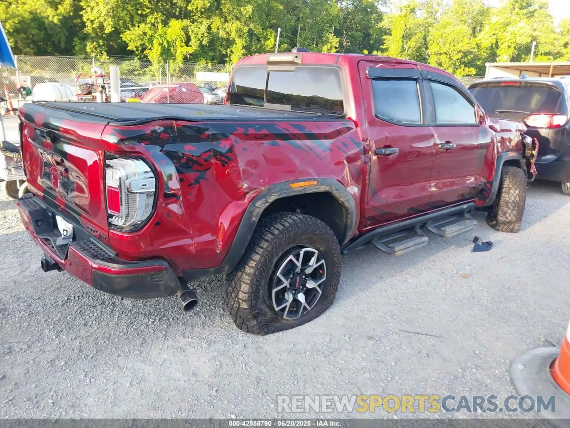 4 Photograph of a damaged car 1GTP6EEK9P1153310 GMC CANYON 2023
