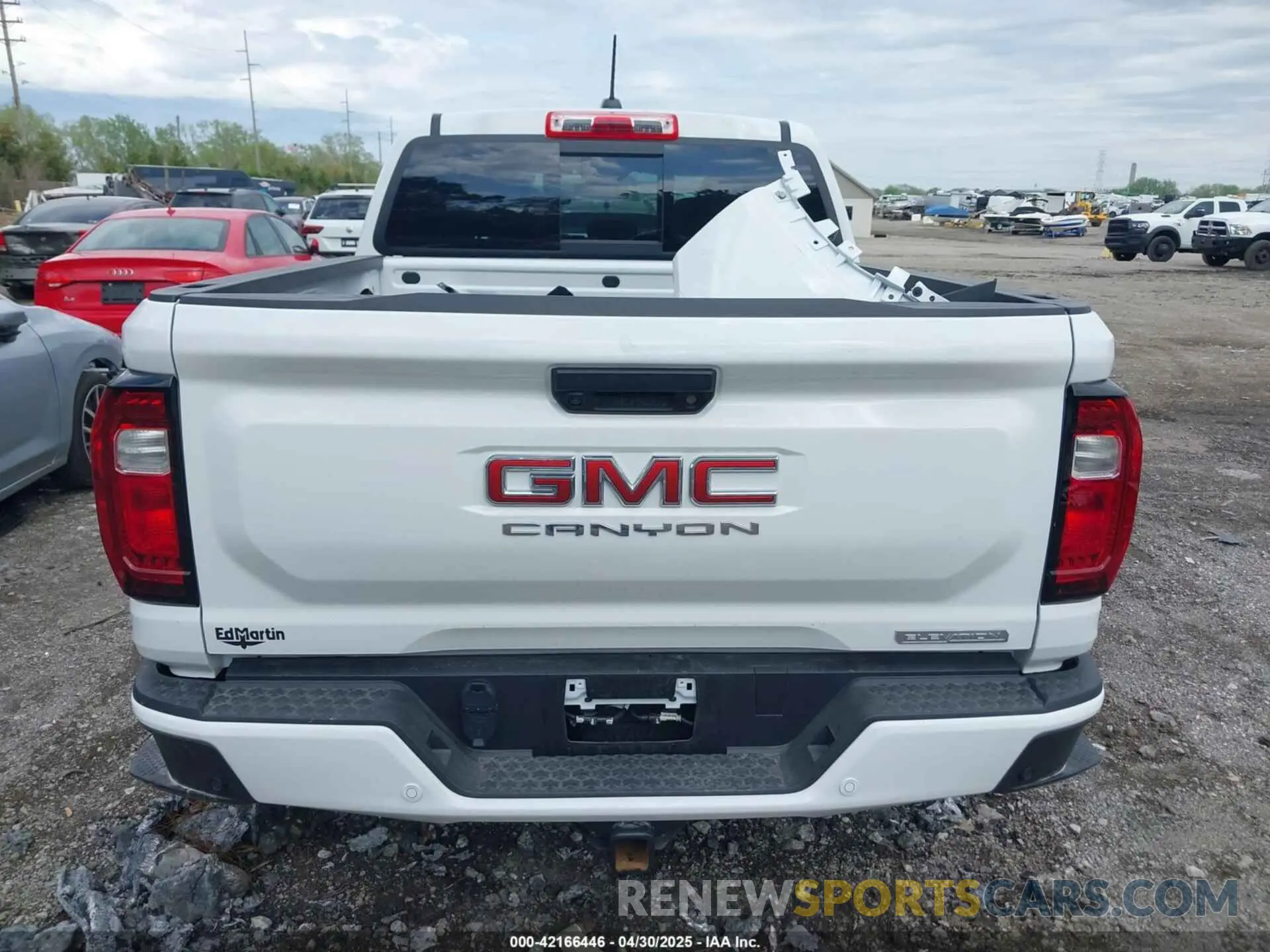 17 Photograph of a damaged car 1GTP5BEK1R1275860 GMC CANYON 2024