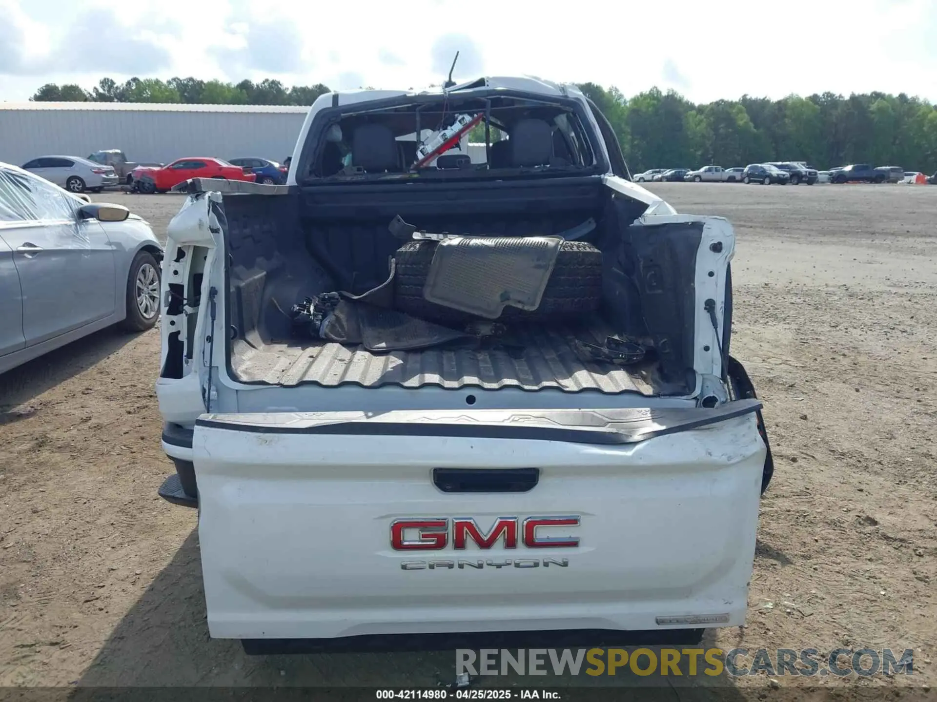 17 Photograph of a damaged car 1GTP5BEK7R1104370 GMC CANYON 2024