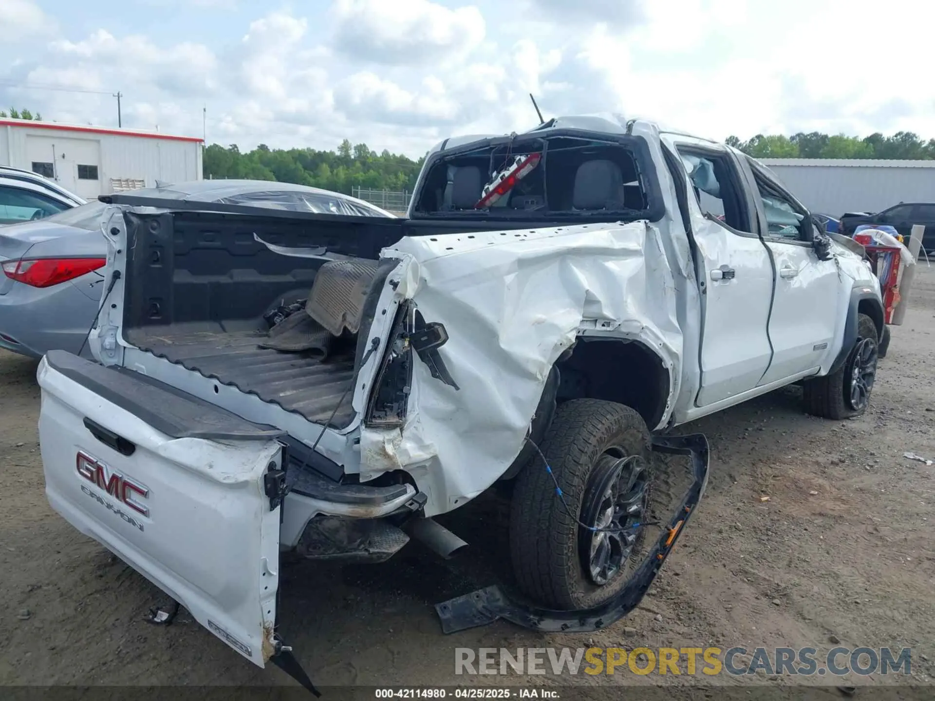 4 Photograph of a damaged car 1GTP5BEK7R1104370 GMC CANYON 2024