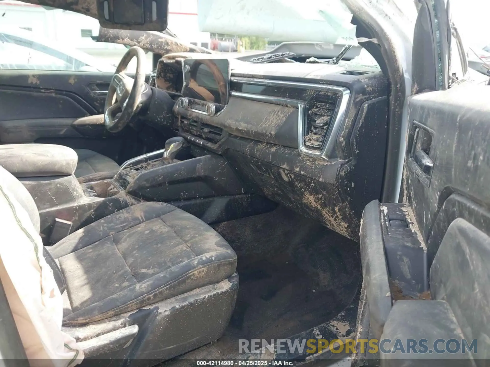 5 Photograph of a damaged car 1GTP5BEK7R1104370 GMC CANYON 2024