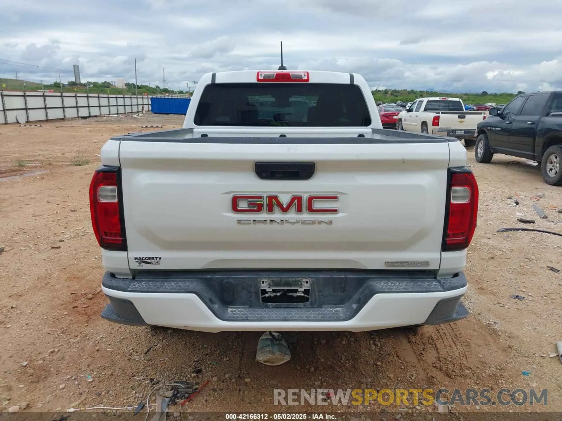 16 Photograph of a damaged car 1GTP6BEK4R1131393 GMC CANYON 2024