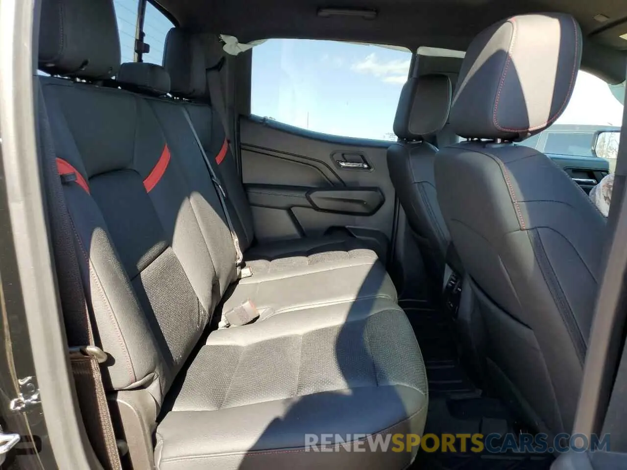 10 Фотография поврежденного автомобиля 1GTP6BEK8R1233747 GMC CANYON 2024