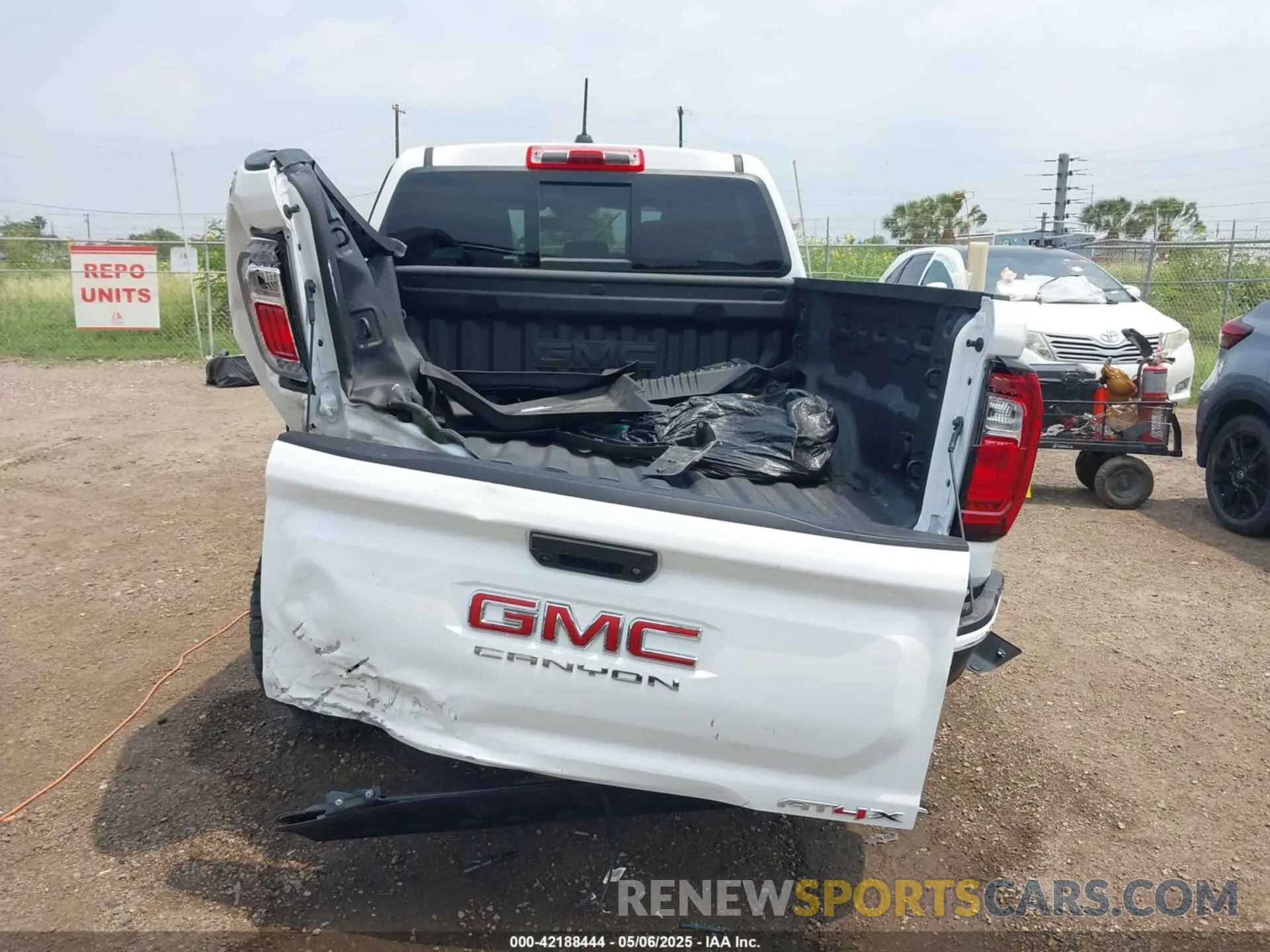 15 Photograph of a damaged car 1GTP2DEK8S1145097 GMC CANYON 2025