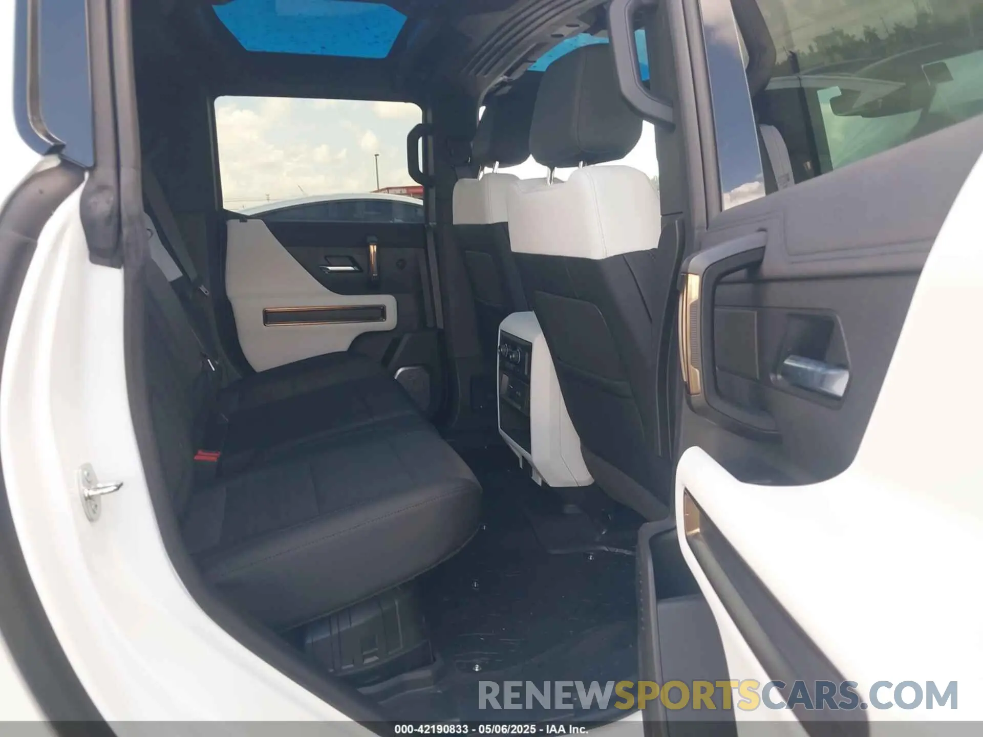 8 Photograph of a damaged car 1GT40FDA2NU101127 GMC HUMMER EV PICKUP 2022