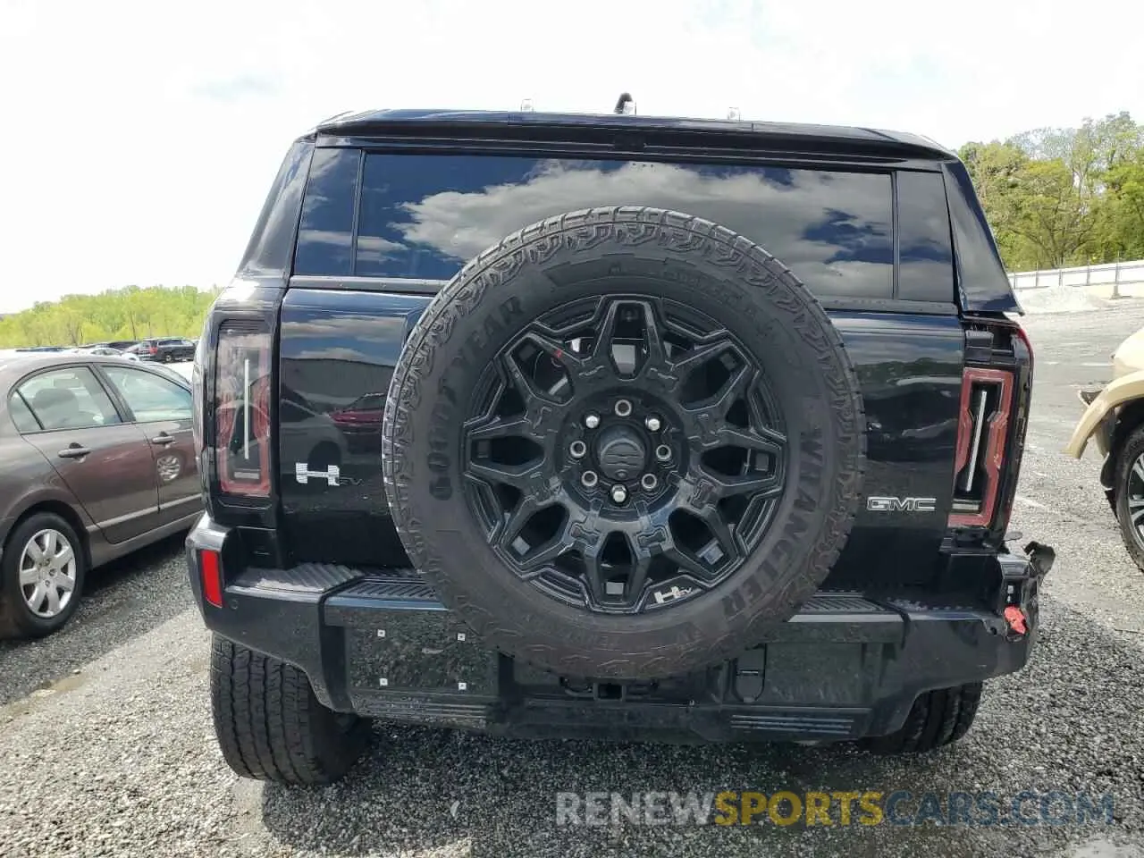 6 Photograph of a damaged car 1GKB0NDE0RU109550 GMC HUMMER SUV 2024