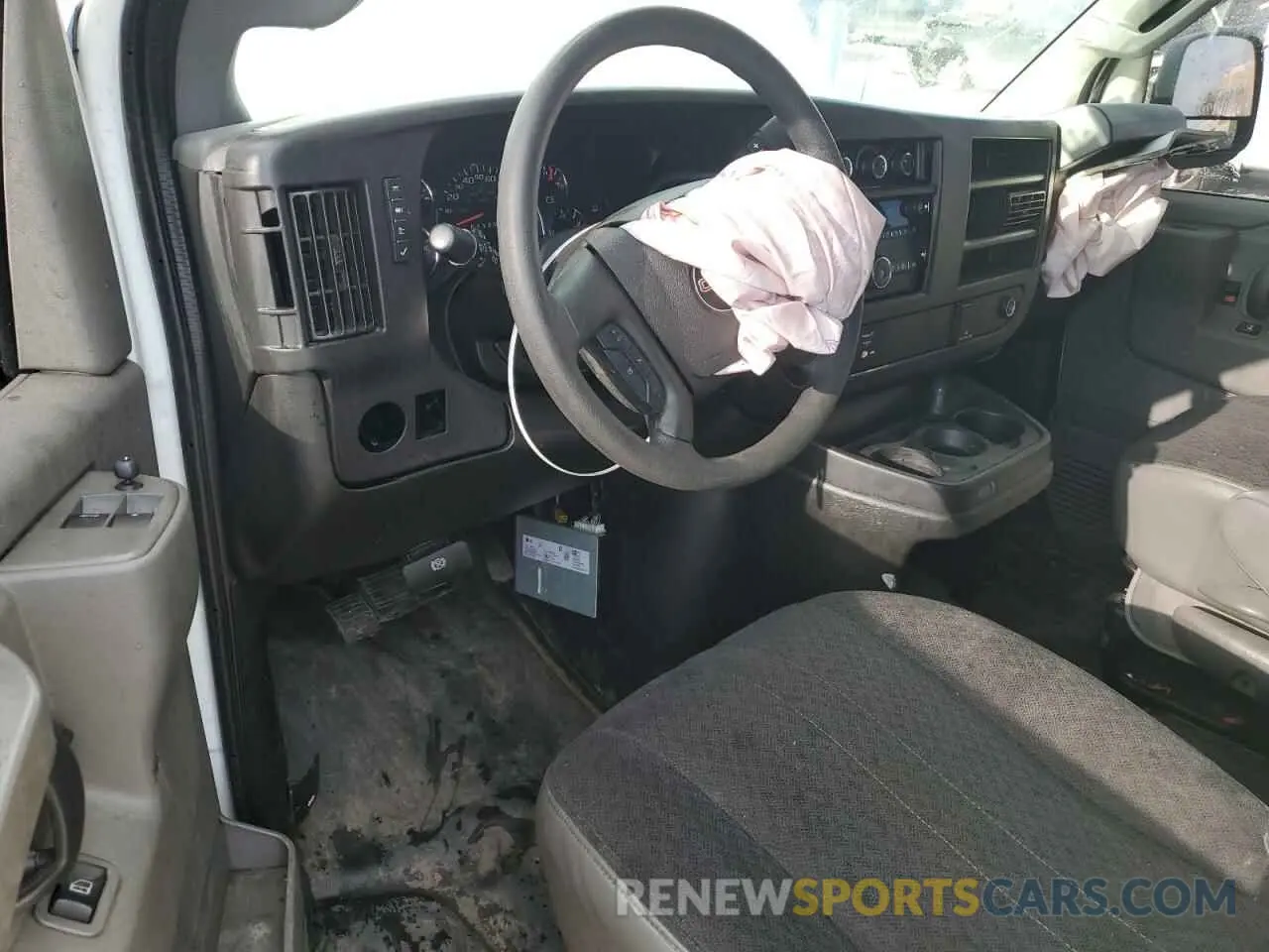 8 Фотография поврежденного автомобиля 1GTW7AFGXL1264289 GMC SAVANA 2020