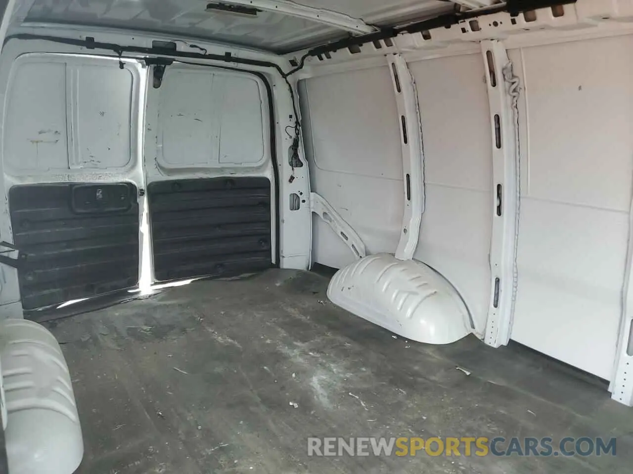 10 Фотография поврежденного автомобиля 1GTW7AFPXL1273588 GMC SAVANA 2020