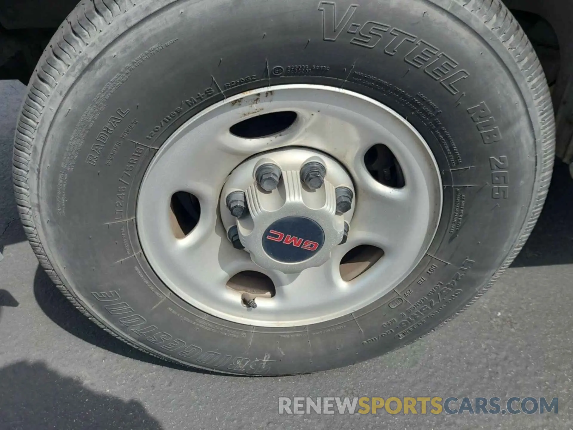 29 Photograph of a damaged car 1GD07RF79M1166923 GMC SAVANA 2021