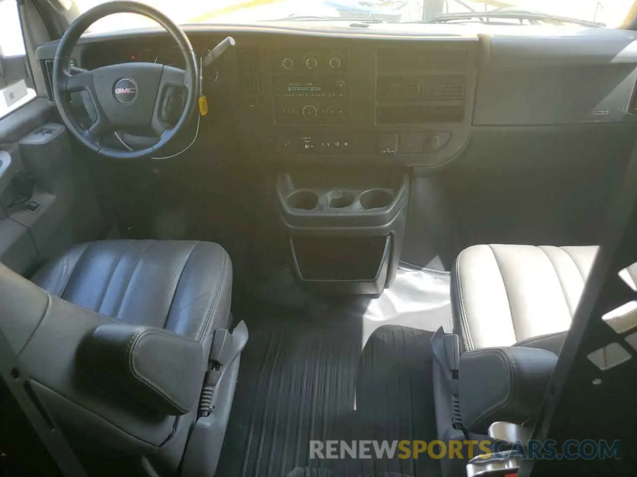 8 Фотография поврежденного автомобиля 1GTW7AFP4M1176601 GMC SAVANA 2021