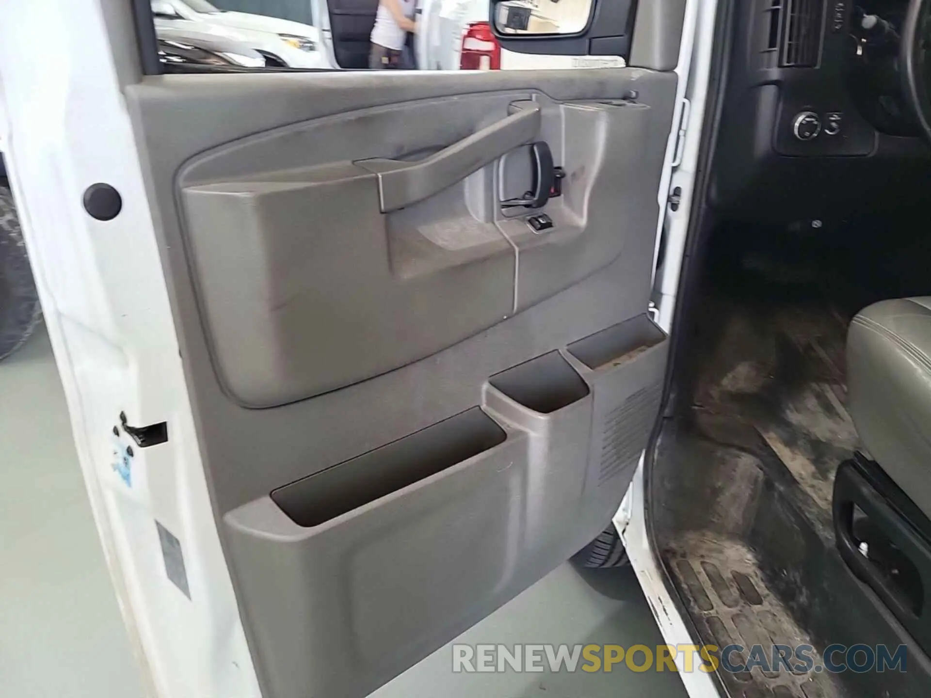 7 Фотография поврежденного автомобиля 1GTW7AFP2N1140746 GMC SAVANA 2022