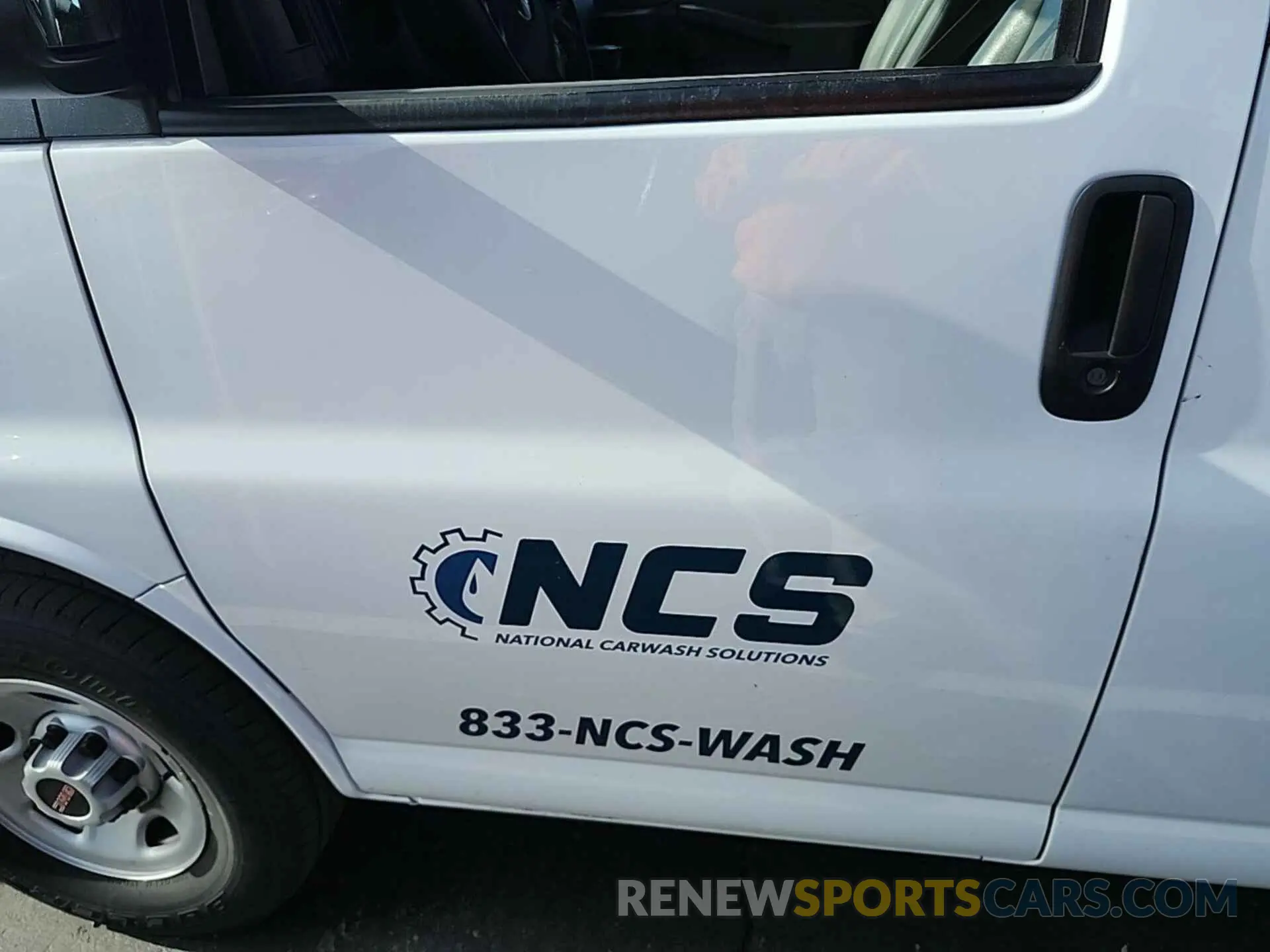18 Photograph of a damaged car 1GTW7AFP4N1157550 GMC SAVANA 2022