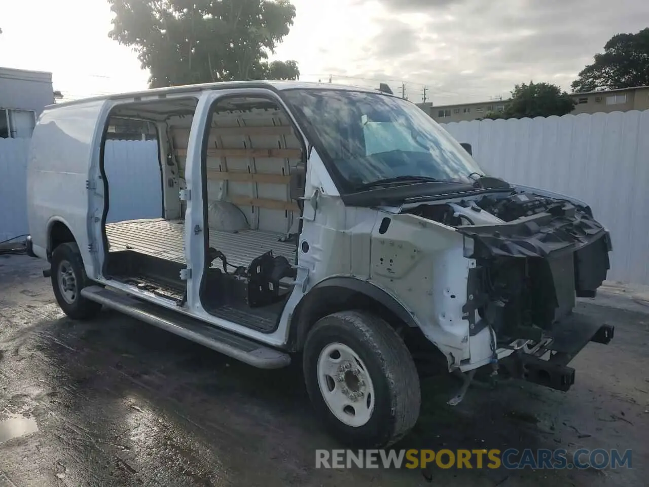 4 Photograph of a damaged car 1GTW7AFP6N1143245 GMC SAVANA 2022