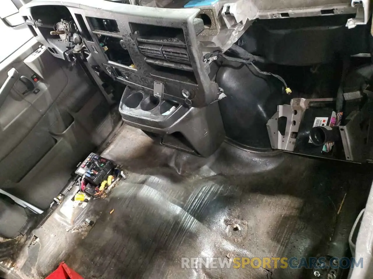 8 Photograph of a damaged car 1GTW7AFP0R1164209 GMC SAVANA 2024