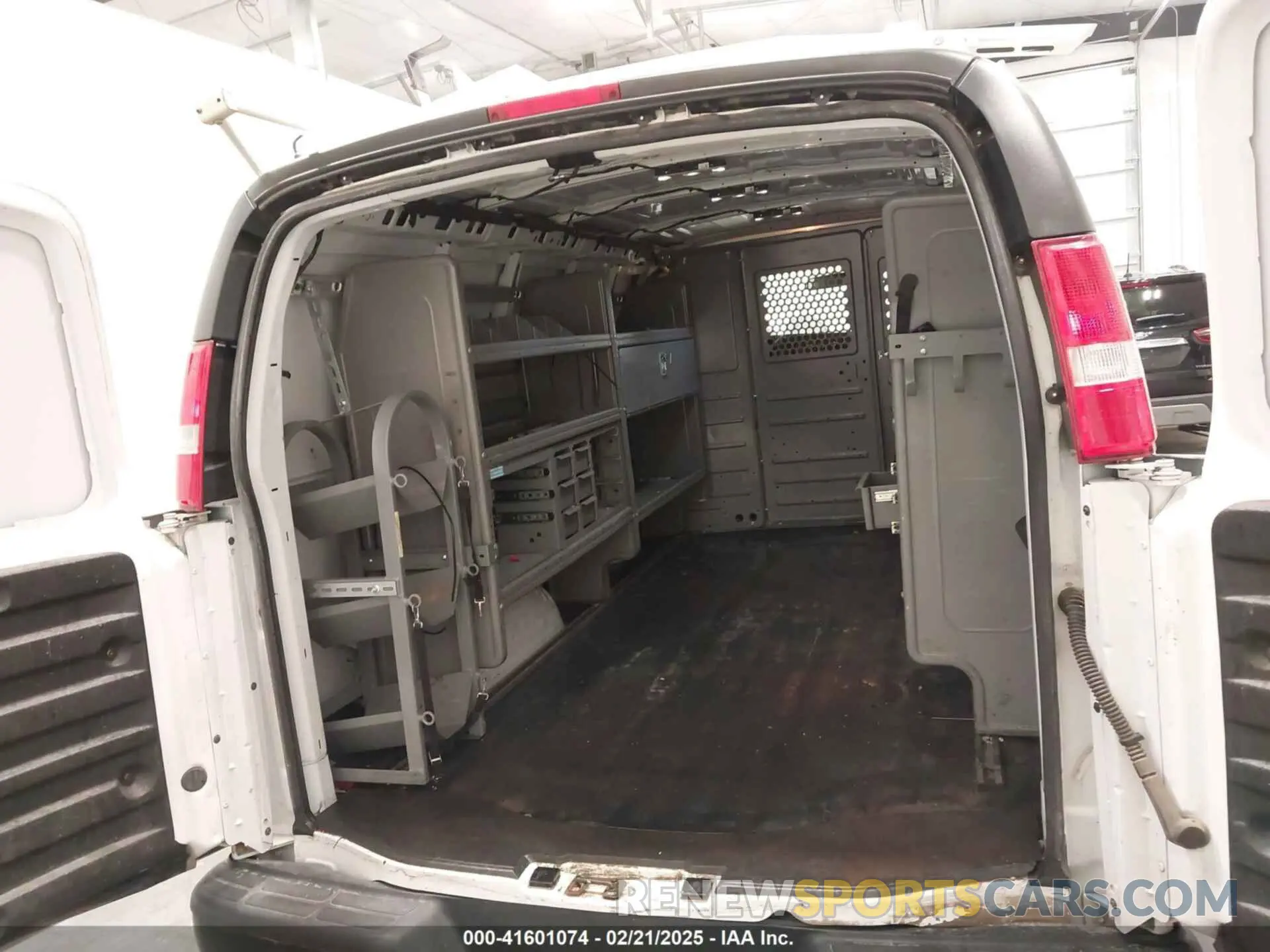 17 Фотография поврежденного автомобиля 1GTW7AFG2K1300474 GMC SAVANA 2500 2019