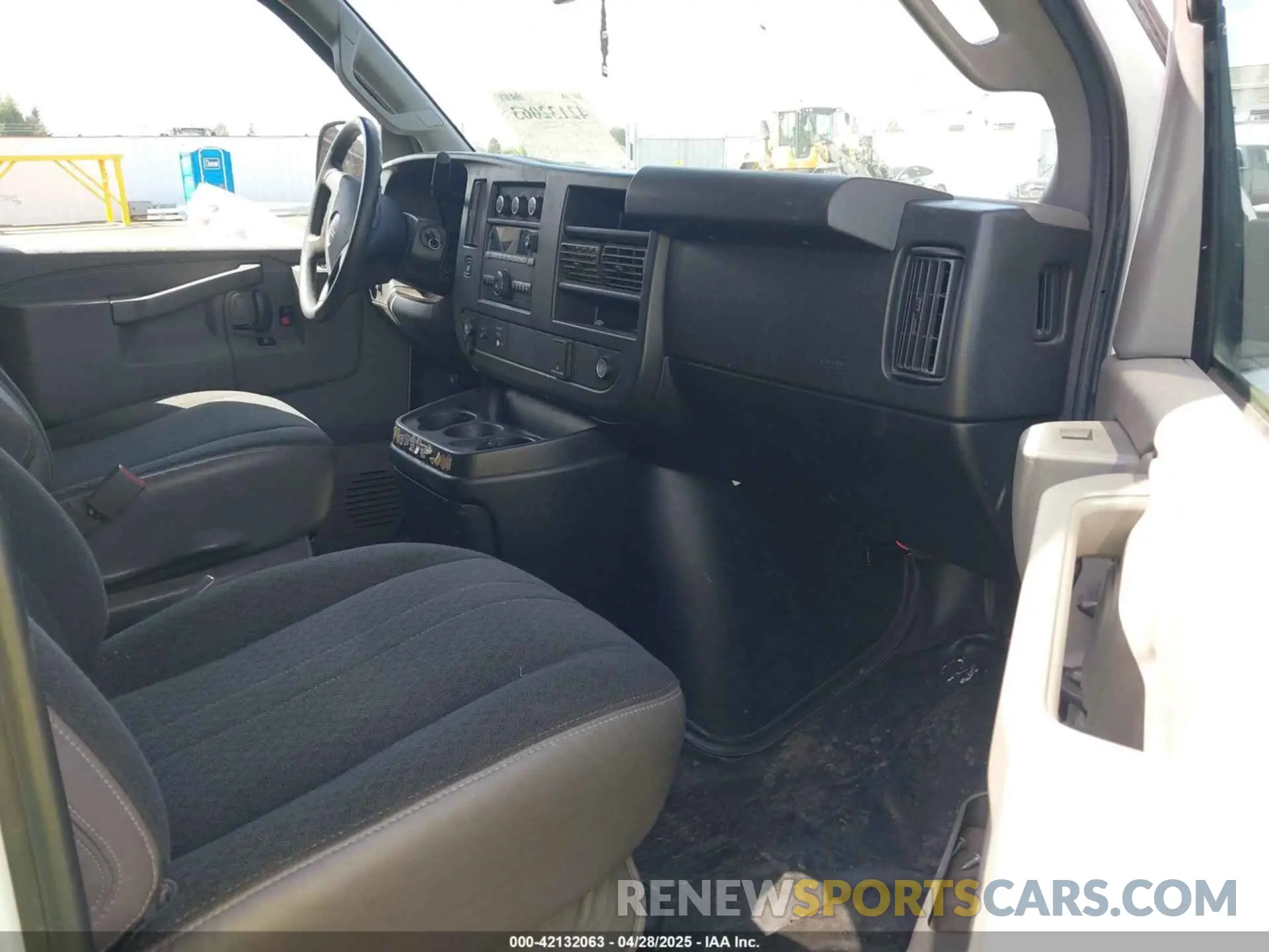 5 Photograph of a damaged car 1GTW7AFG4K1347442 GMC SAVANA 2500 2019