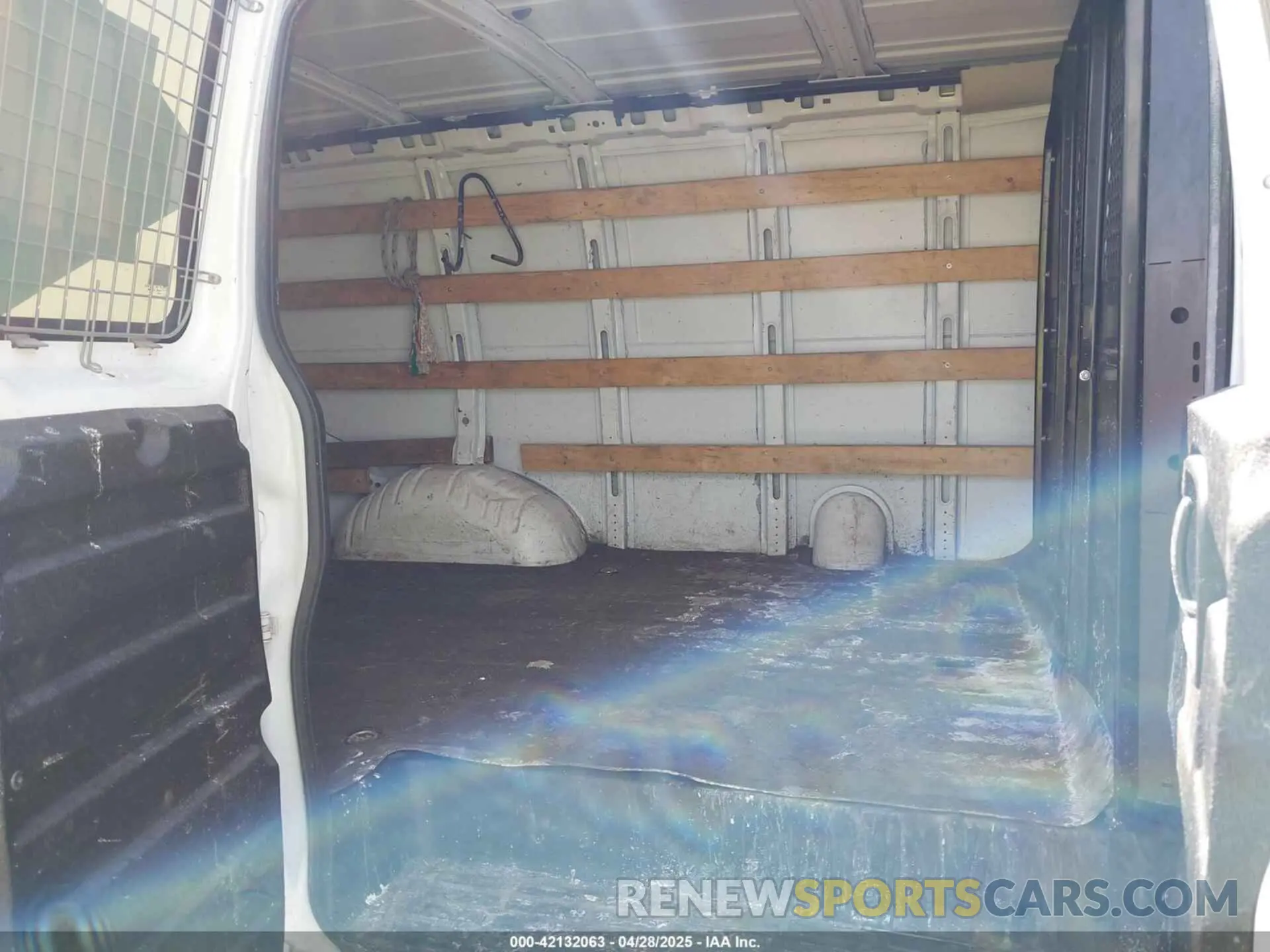 8 Photograph of a damaged car 1GTW7AFG4K1347442 GMC SAVANA 2500 2019