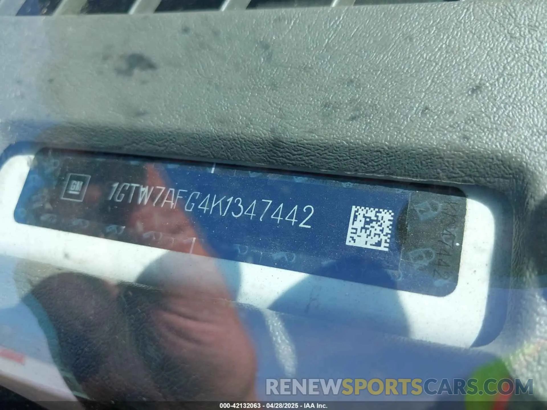 9 Photograph of a damaged car 1GTW7AFG4K1347442 GMC SAVANA 2500 2019