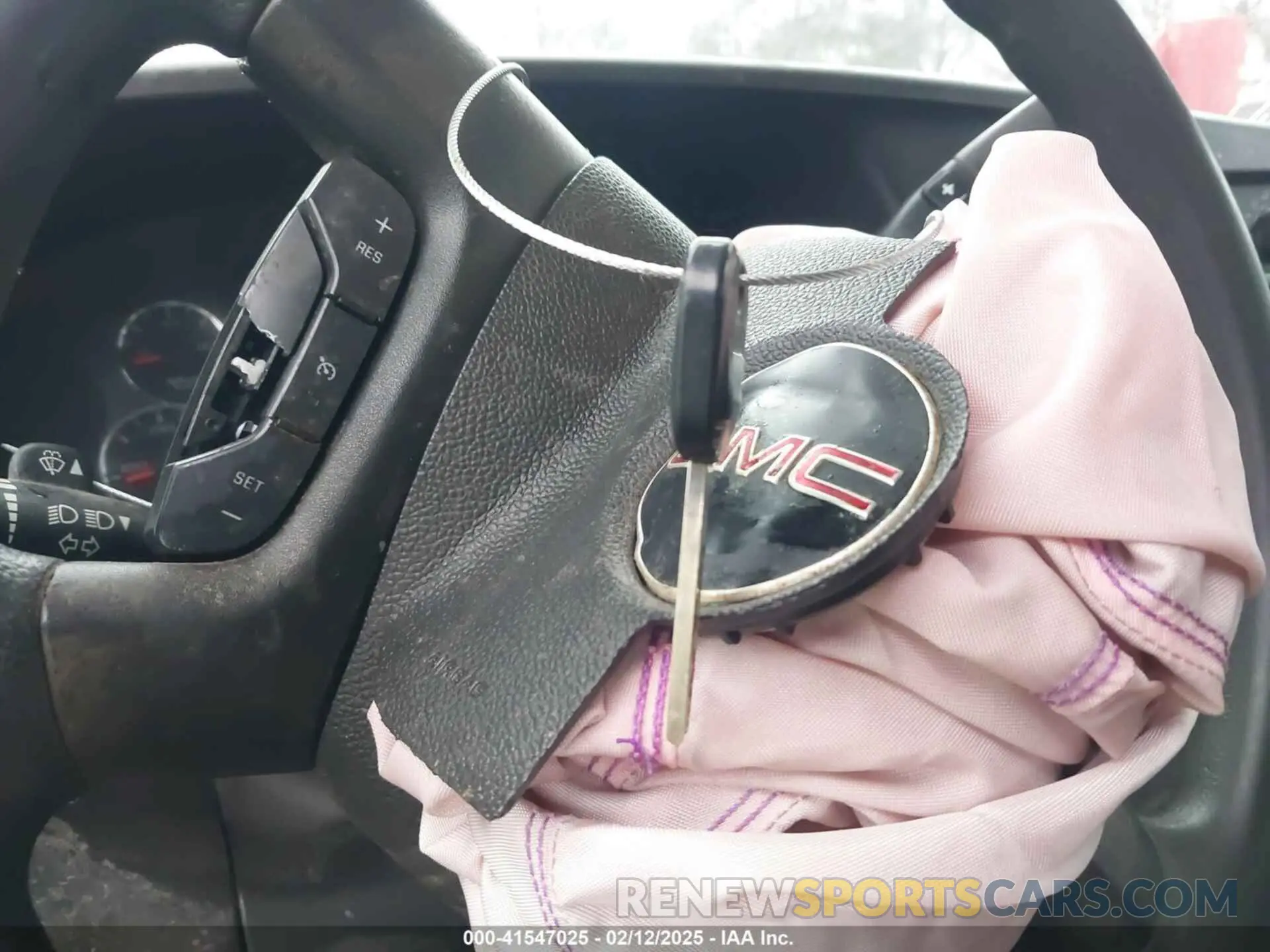 11 Photograph of a damaged car 1GTW7AFGXK1220517 GMC SAVANA 2500 2019