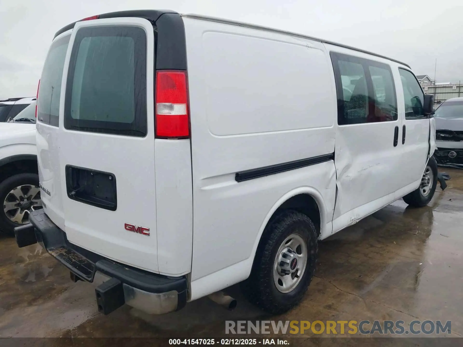 4 Photograph of a damaged car 1GTW7AFGXK1220517 GMC SAVANA 2500 2019