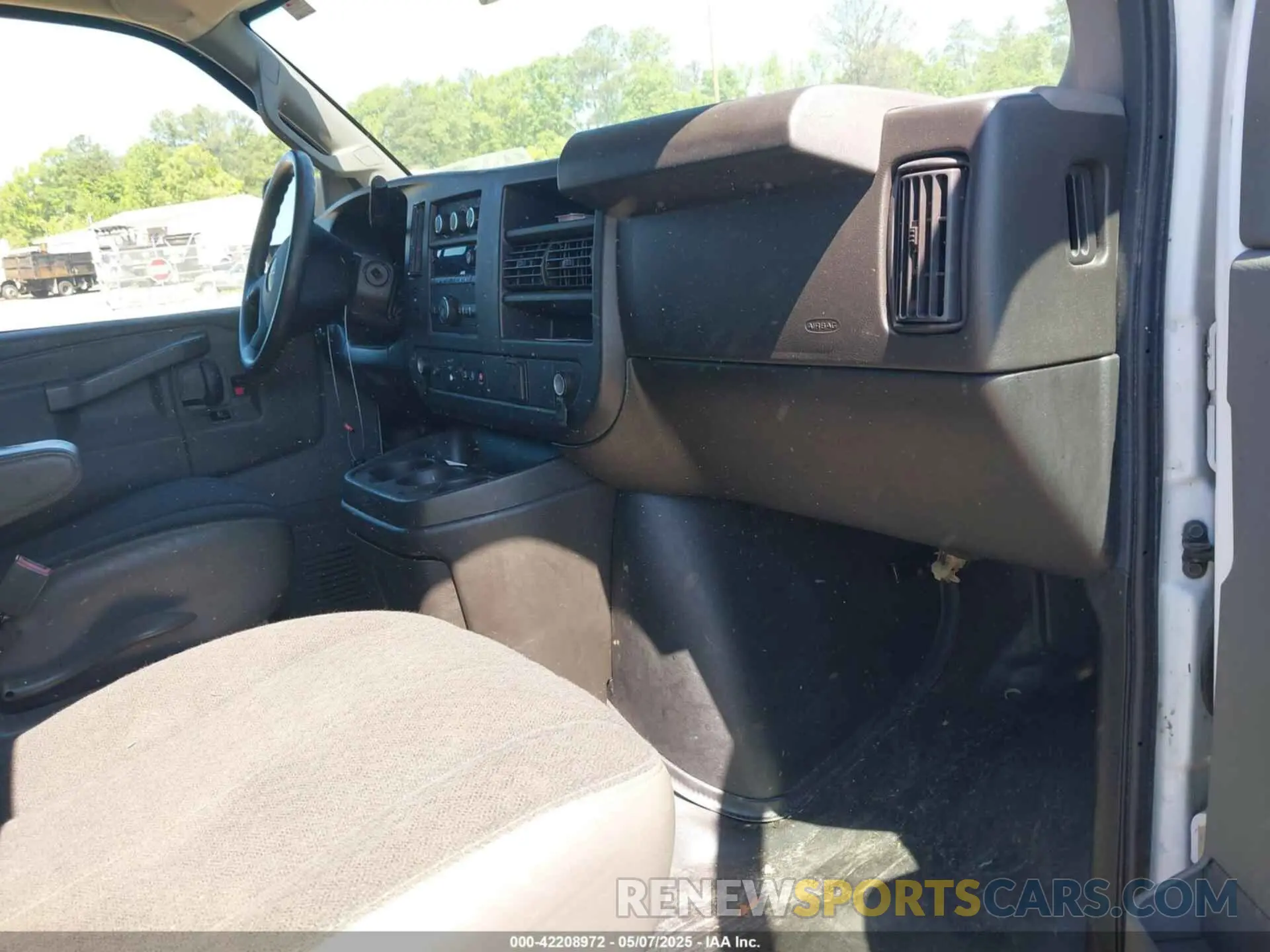5 Photograph of a damaged car 1GTW7AFG2L1183562 GMC SAVANA CARGO 2020