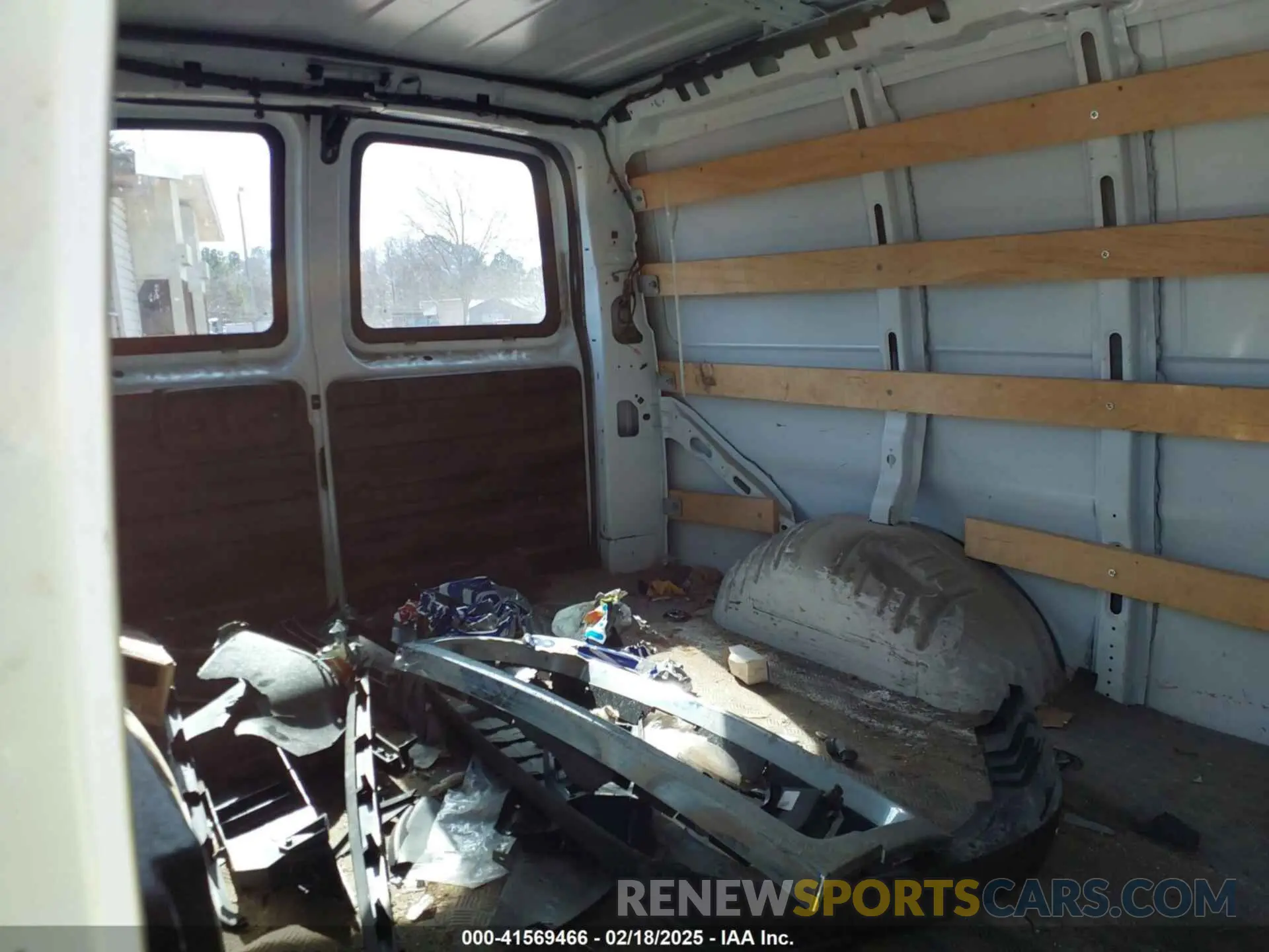 8 Фотография поврежденного автомобиля 1GTW7AFG8L1198129 GMC SAVANA CARGO 2020