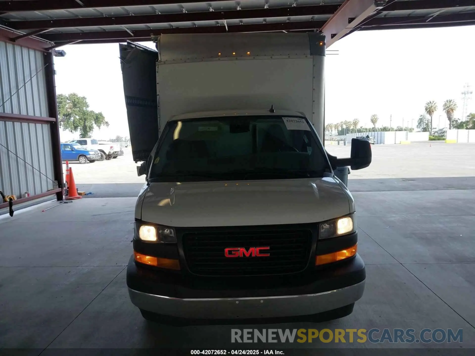 12 Photograph of a damaged car 7GZ37TCG8LN006304 GMC SAVANA CUTAWAY 2020
