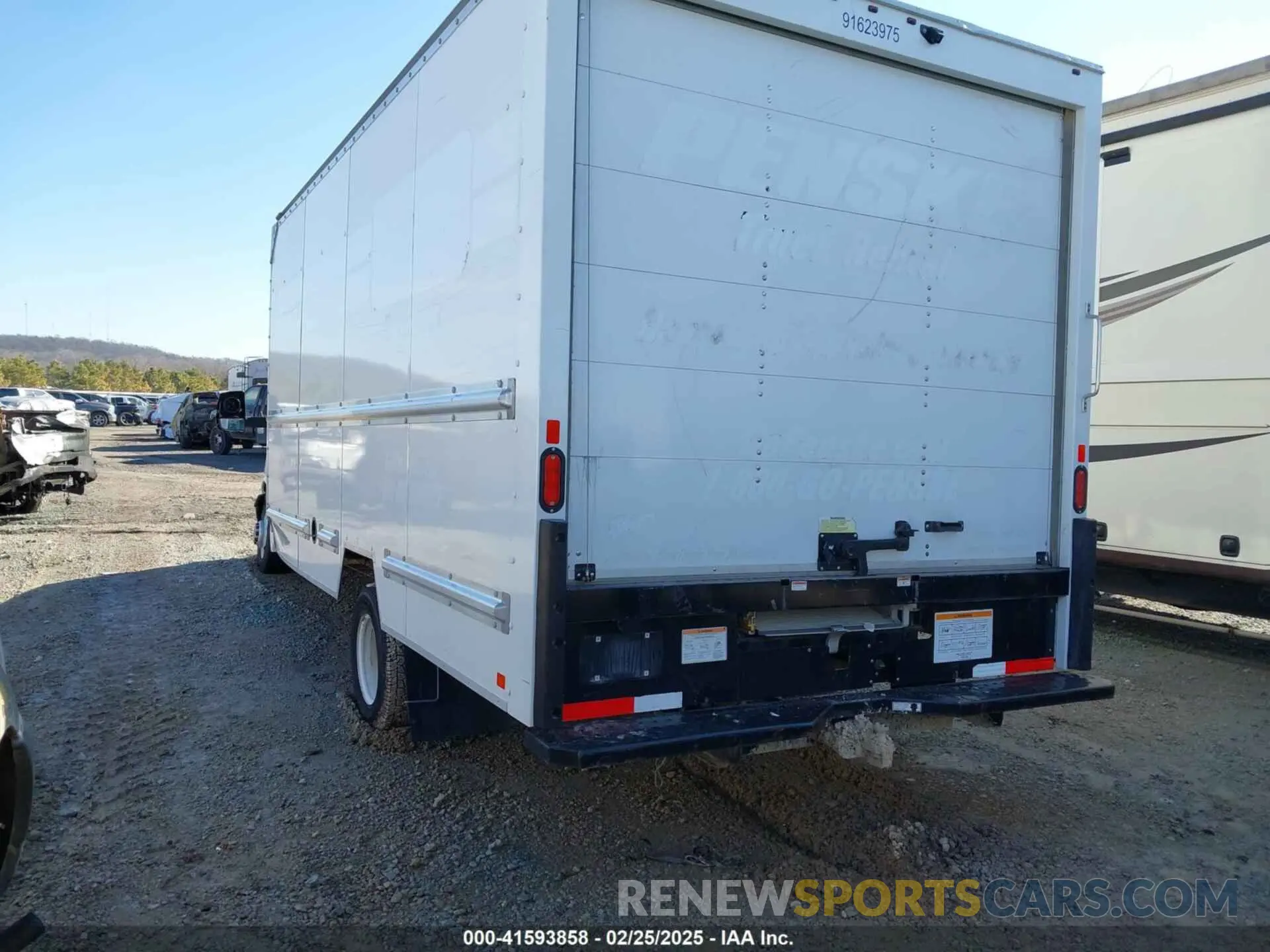 3 Фотография поврежденного автомобиля 7GZ37TC79MN013439 GMC SAVANA CUTAWAY 2021