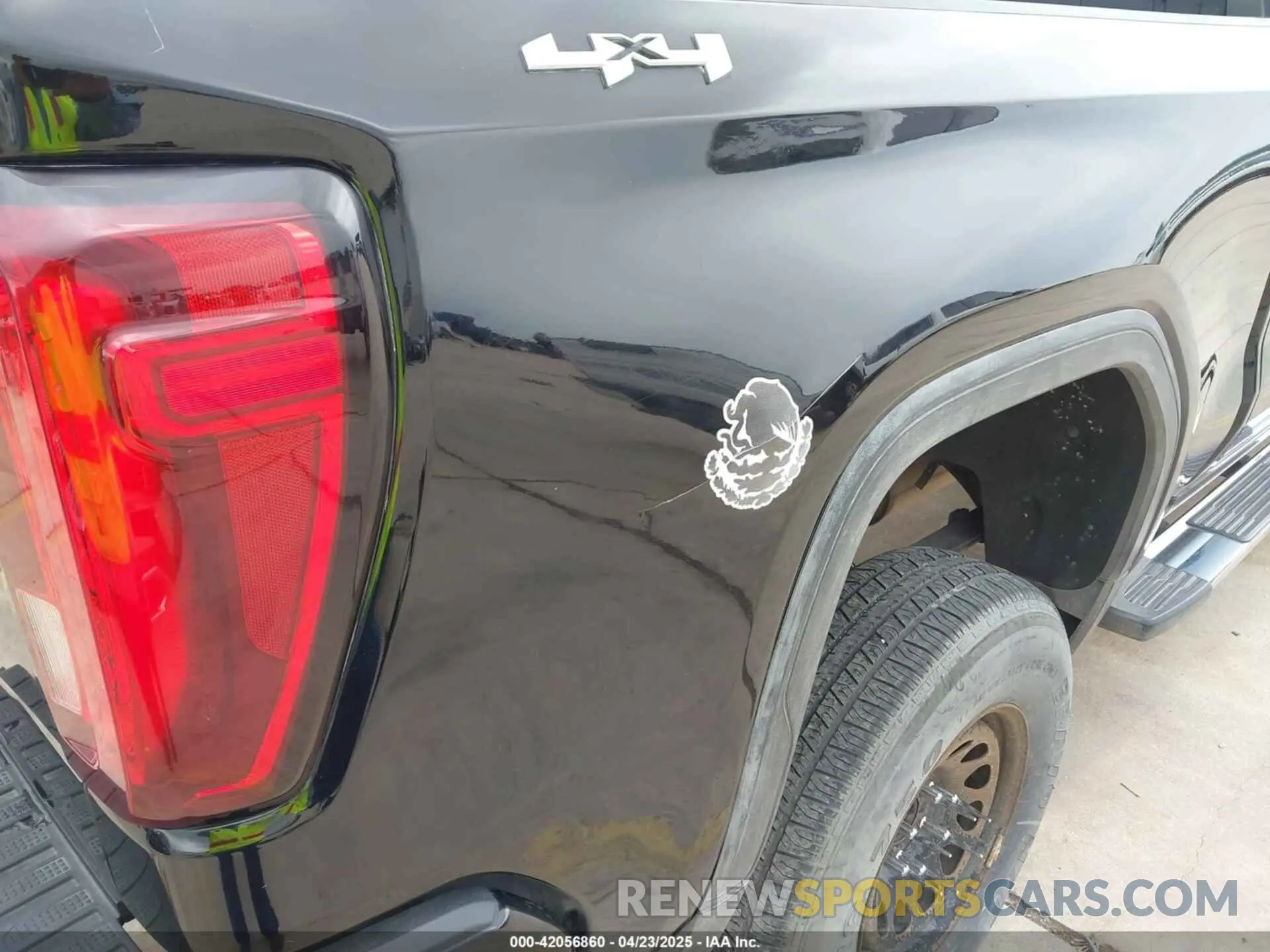 19 Photograph of a damaged car 1GTU9DED3KZ118083 GMC SIERRA 1500 2019